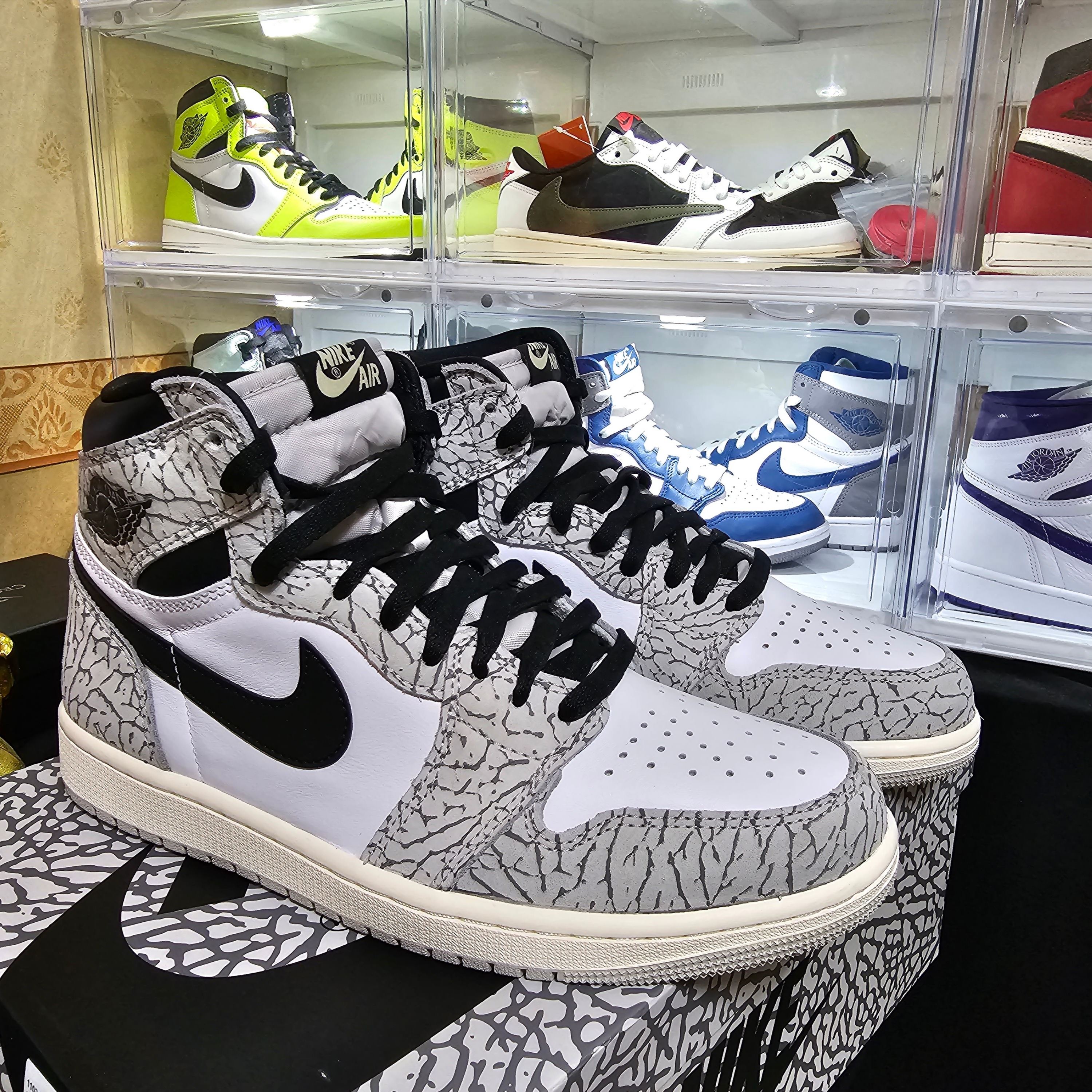 Jordan 1 Retro High OG White Cement, (W) Jordan 1 x Travis Scott Retro Low OG SP Medium Olive 착용 스타일 - 2