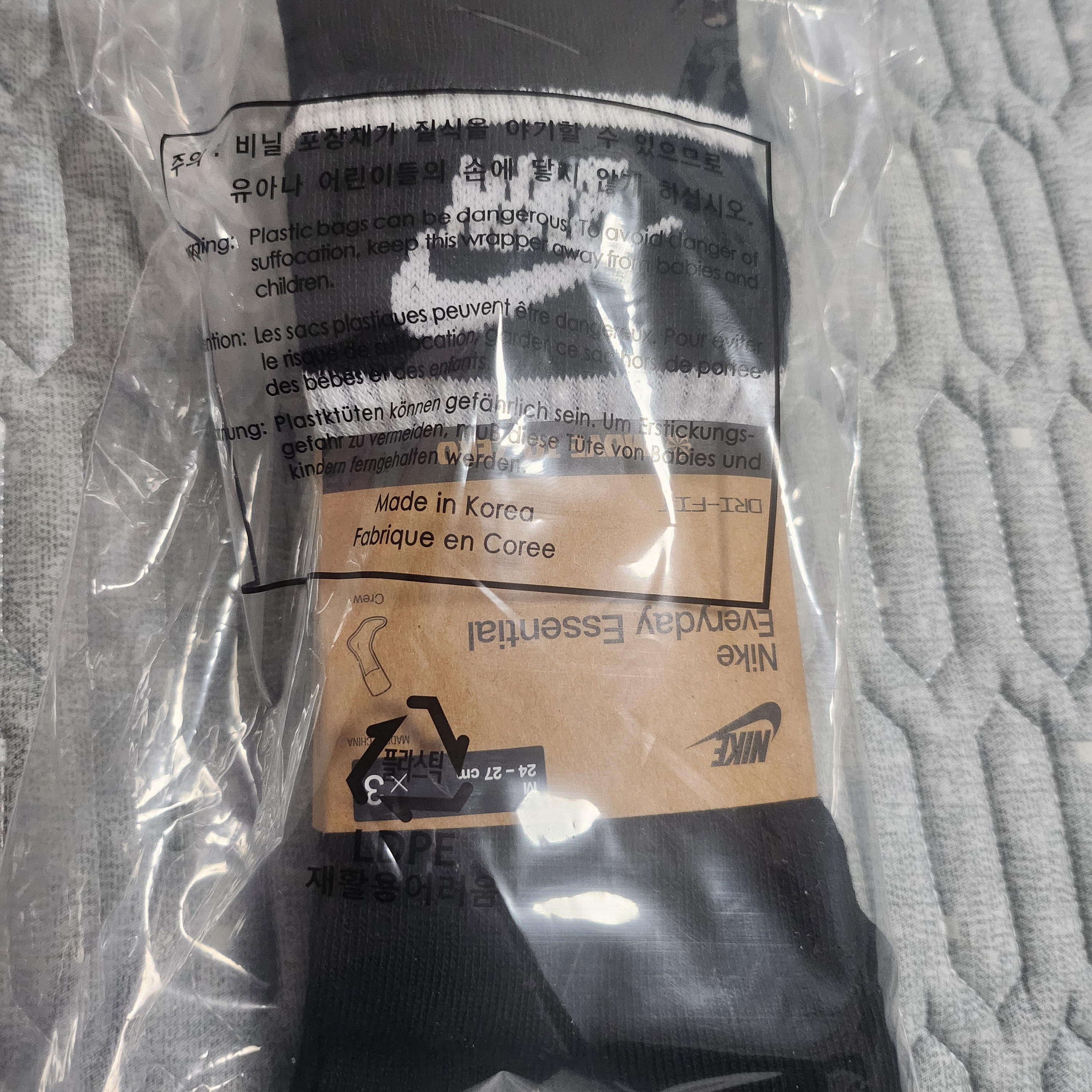 Nike NSW Everyday Essential Crew Socks Black (3 Pack/Korean Ver.) 착용 스타일 - 1