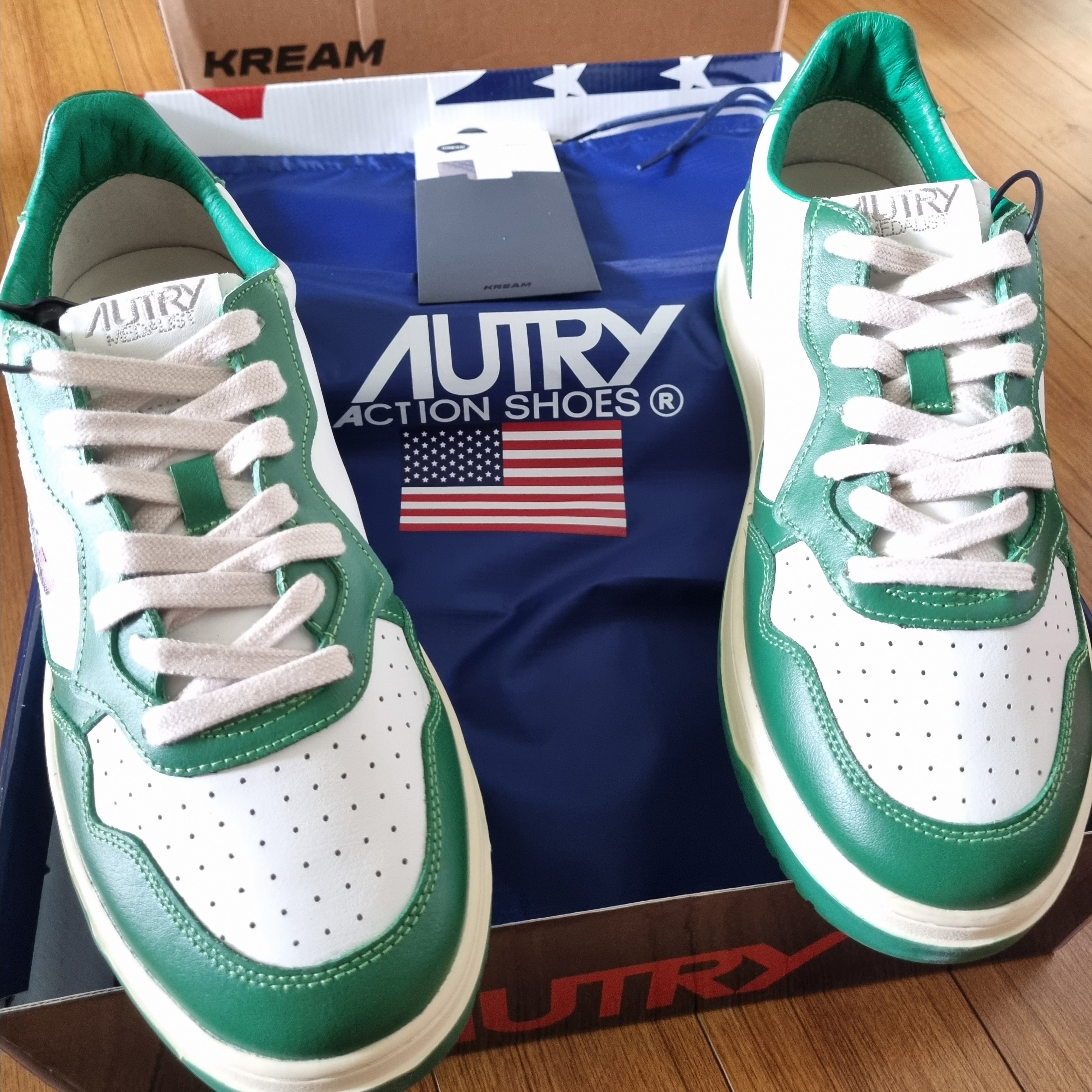 Autry Medalist Low Leather Sneakers Green White 착용 스타일