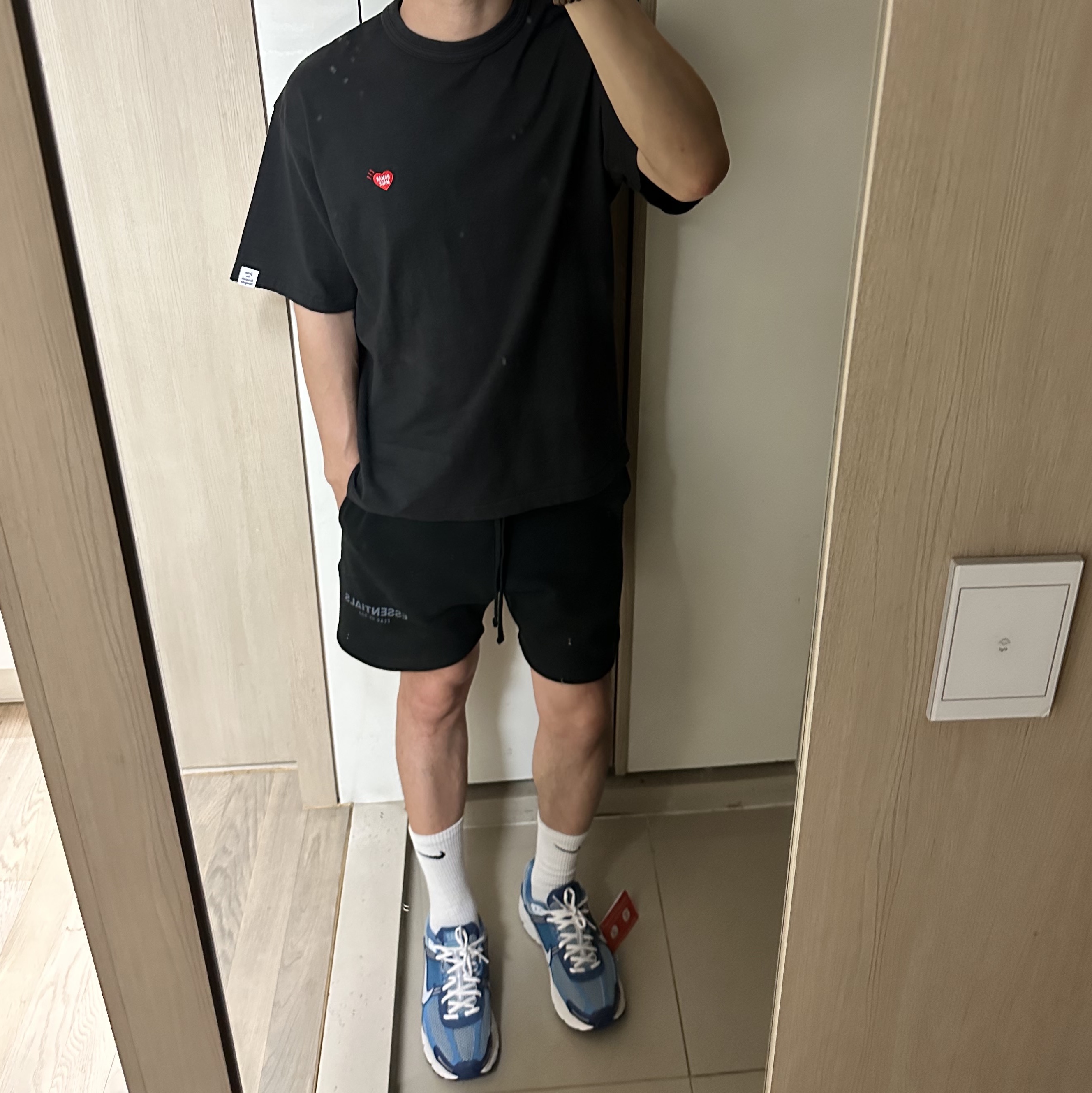 나이키 줌 보메로 5 미스틱 네이비 앤 원 블루, 휴먼 메이드 하트 뱃지 티셔츠 블랙 착용 스타일 - 5