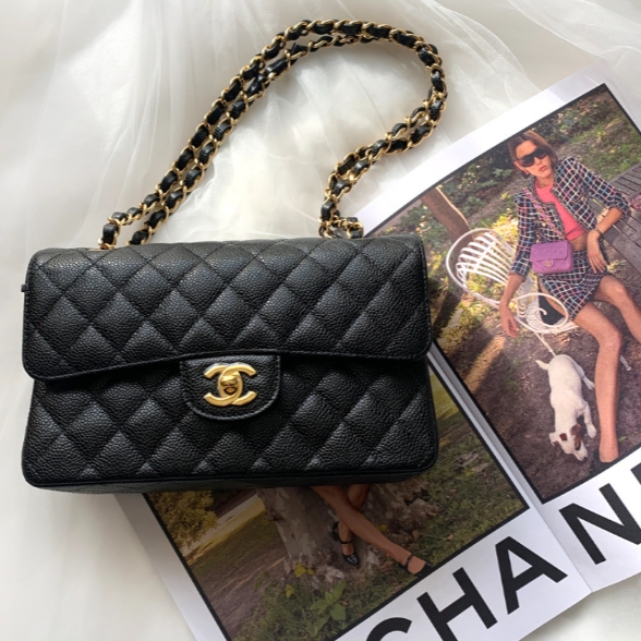Chanel Small Classic Handbag Grained Calfskin & Gold Black 착용 스타일 - 1