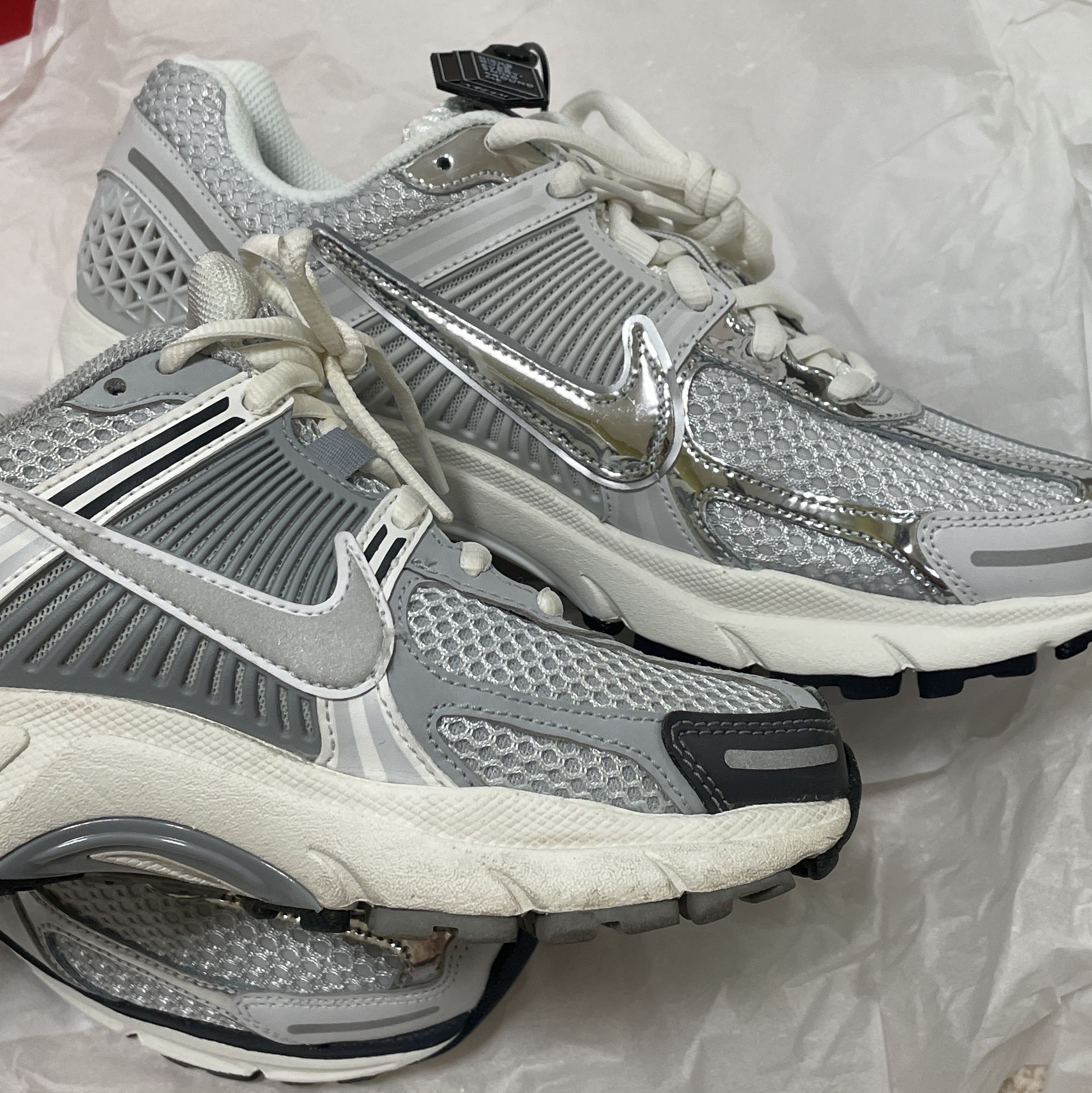 (W) Nike Zoom Vomero 5 Photon Dust and Metallic Silver, (W) Nike Zoom Vomero 5 Pure Platinum Metallic Silver 착용 스타일 - 2