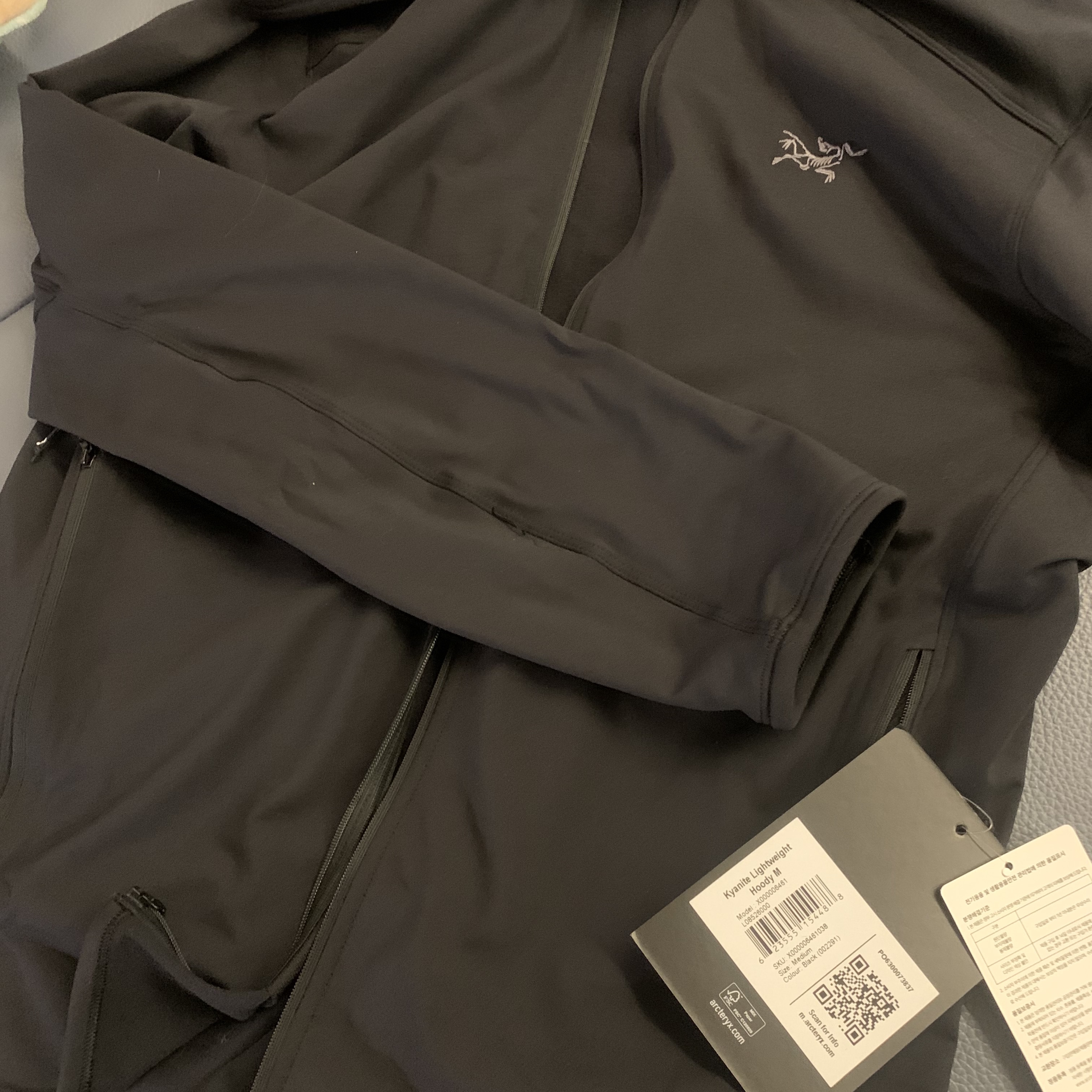Arc'teryx Kyanite Lightweight Hoody Hoody Black 착용 스타일