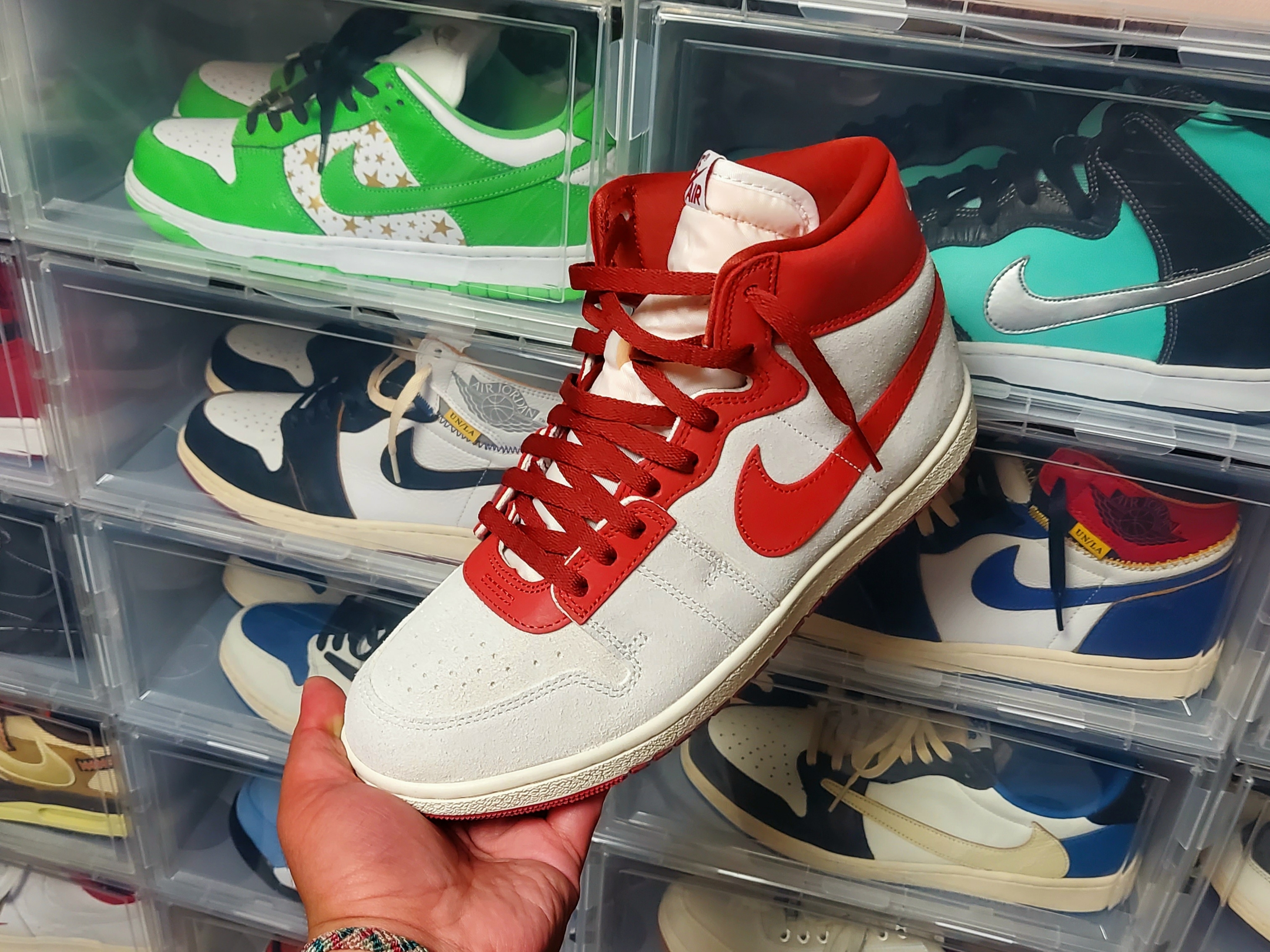 Jordan Air Ship PE SP Summit White Dune Red, Jordan Air Ship PE SP Summit White Diffused Blue 착용 스타일 - 1
