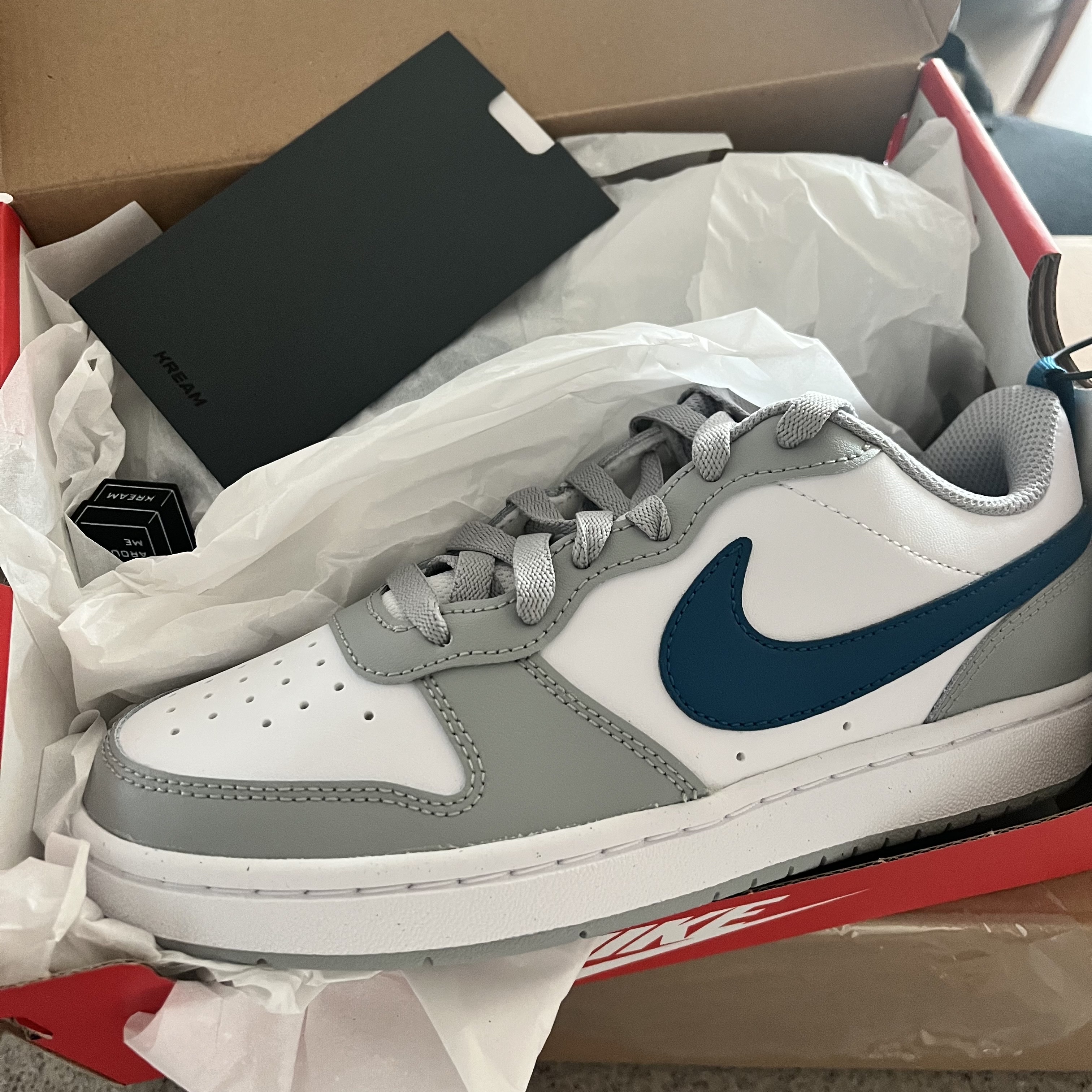 (GS) Nike Court Borough Low 2 Light Smoke Grey 착용 스타일 - 2