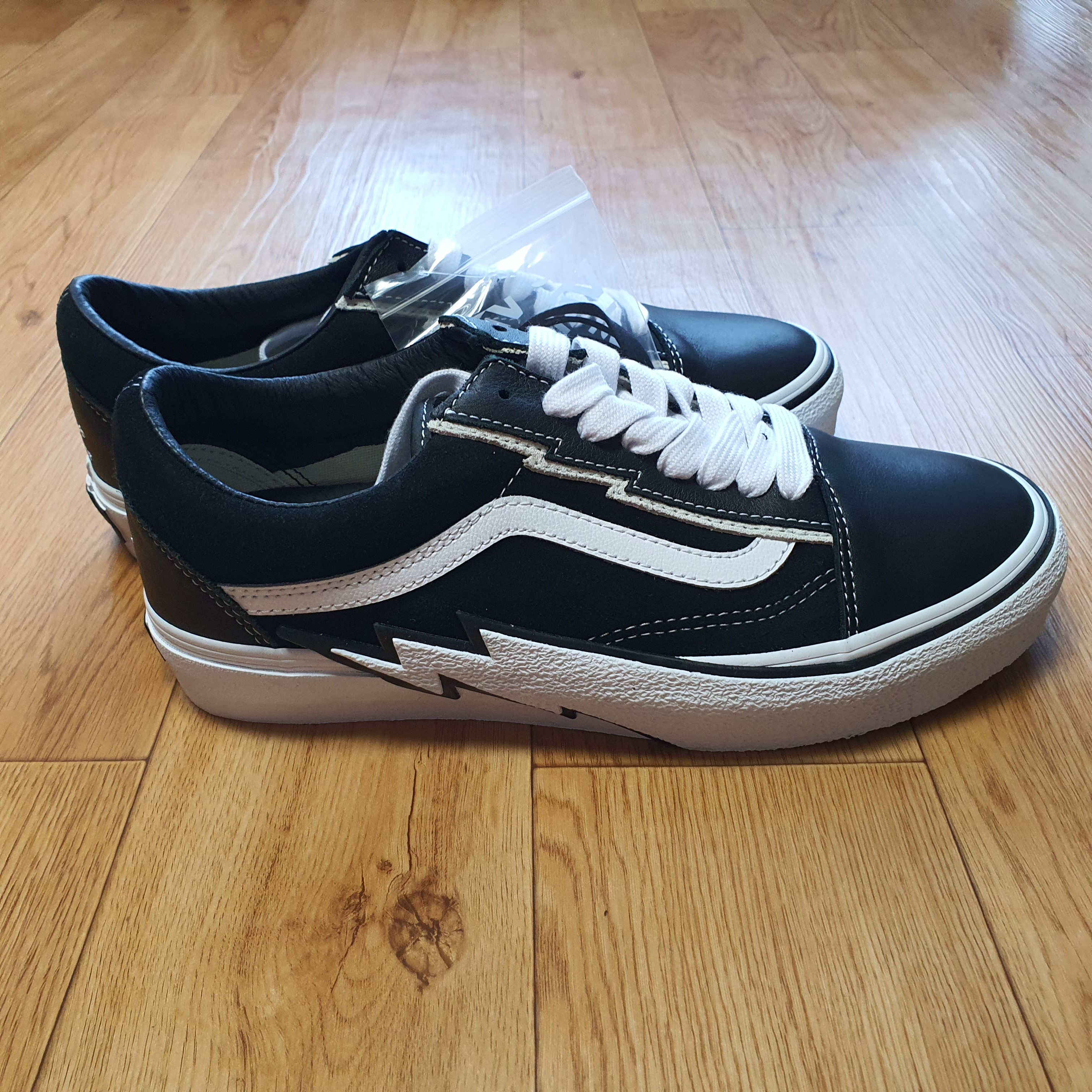 Vans Vault x Mastermind World Old Skool Bolt Black 착용 스타일