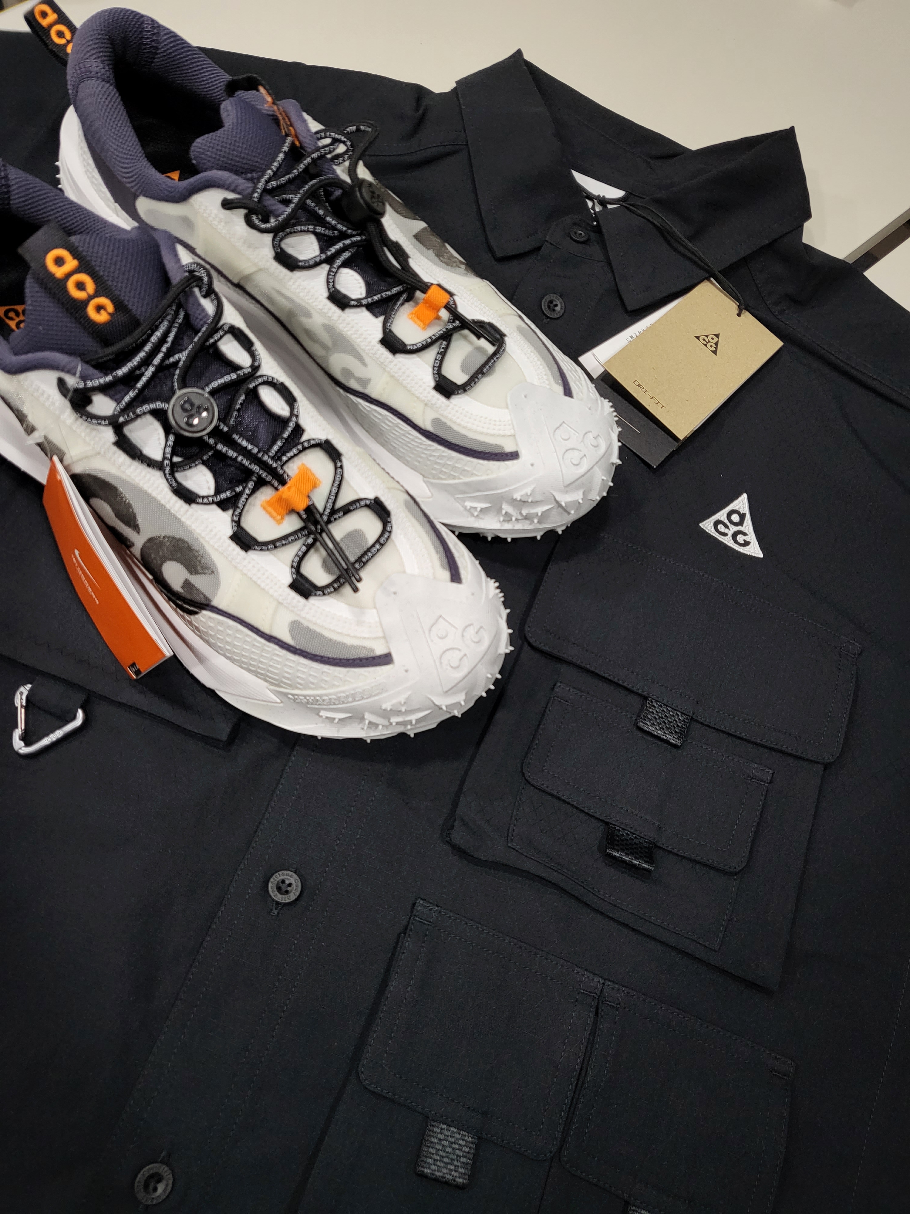 Nike ACG Mountain Fly 2 Low Summit White and Bright Mandarin, Nike ACG Dri-Fit UV Devastation Trail Shirt Black Summit White - Asia 착용 스타일