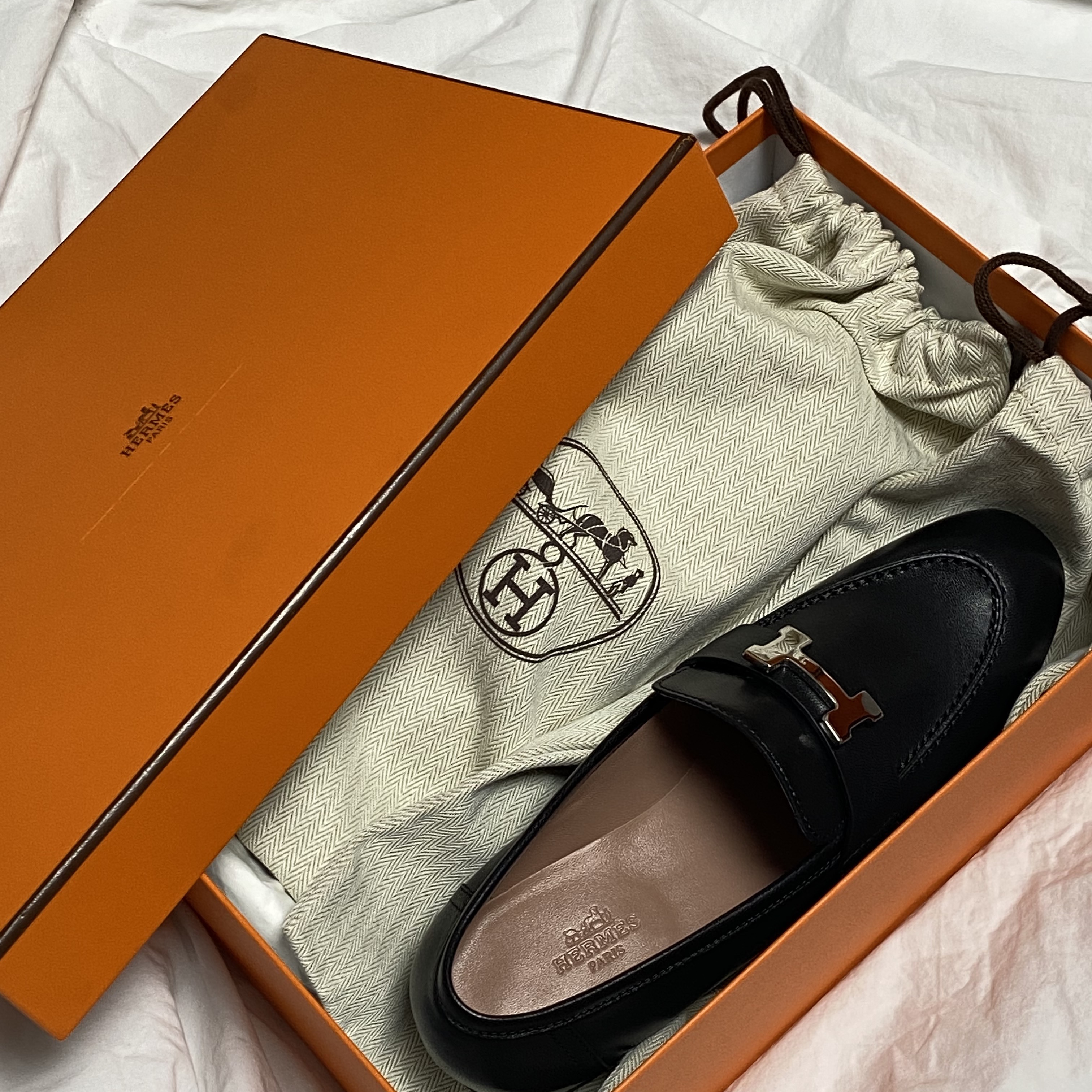 (W) Hermes Paris Loafers Goatskin & Palladium Noir 착용 스타일