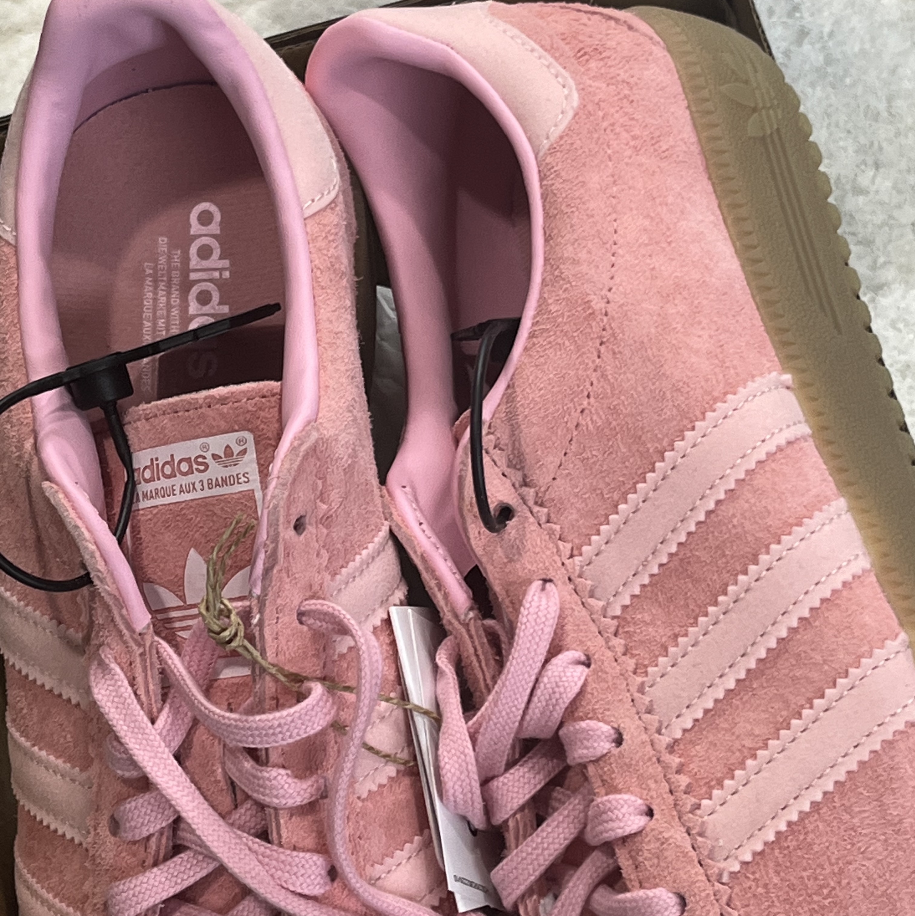 Adidas Bermuda Glow Pink 착용 스타일