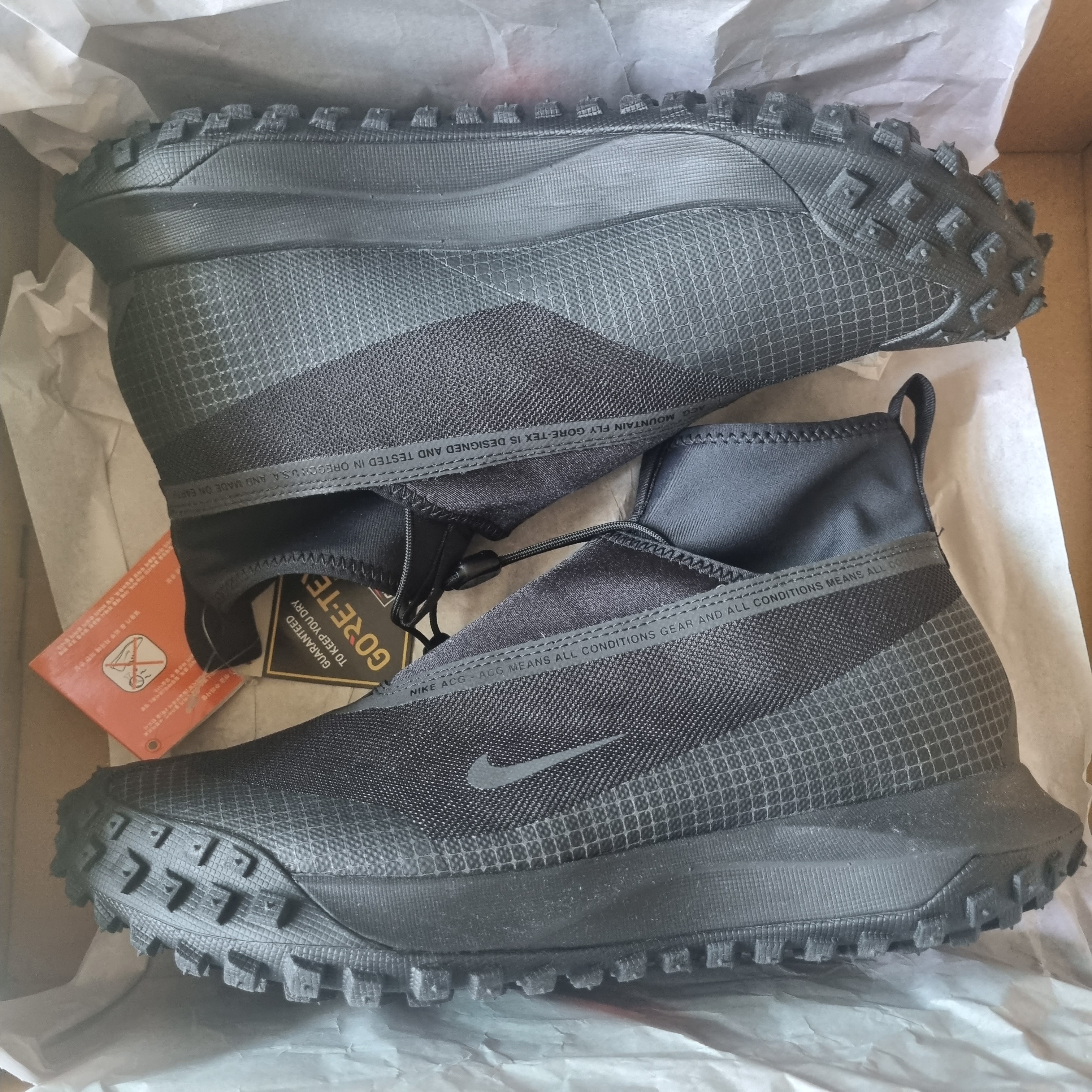 Nike ACG Mountain Fly Gore-Tex Black and Dark Grey 착용 스타일