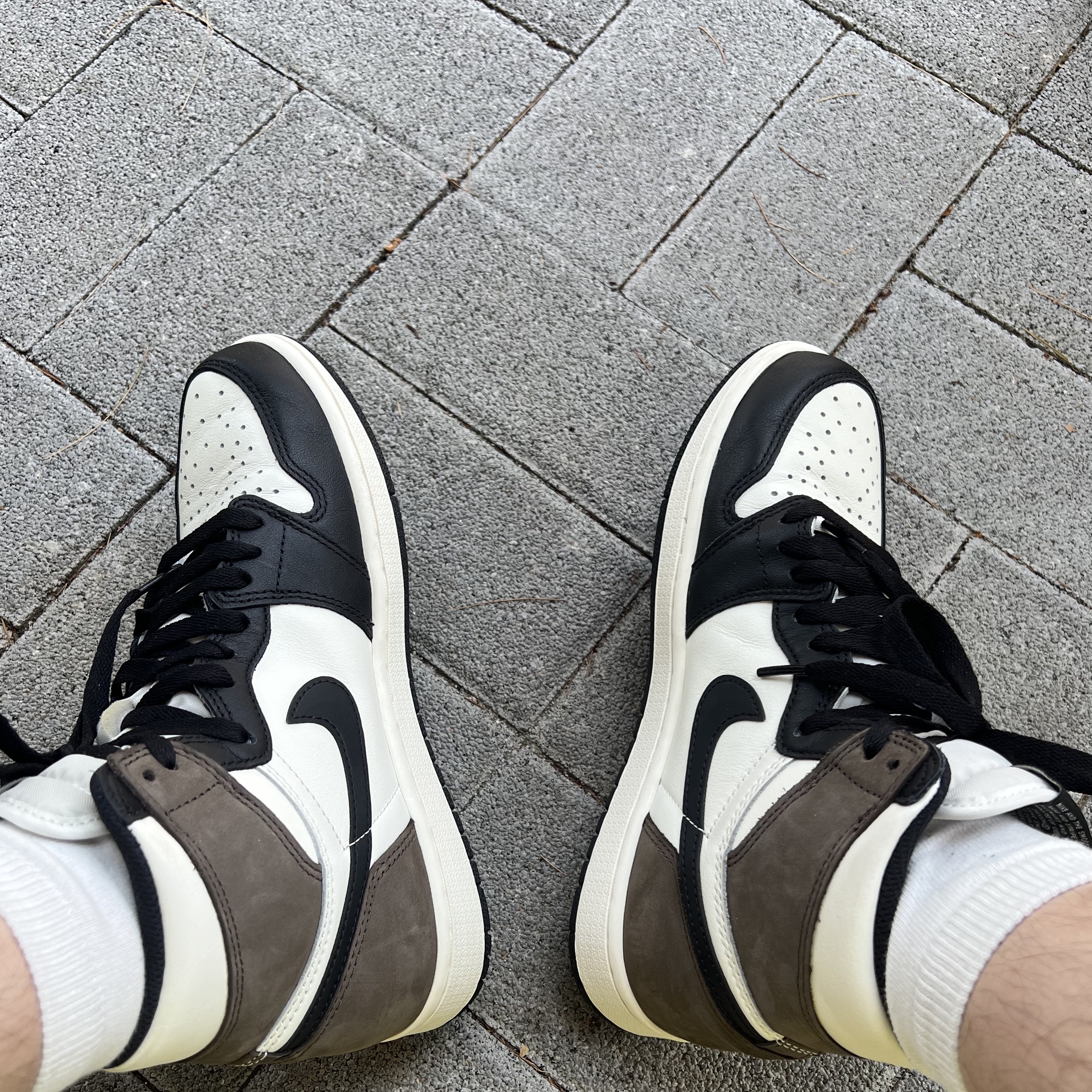 Jordan 1 Retro High OG Black Mocha 착용 스타일 - 2