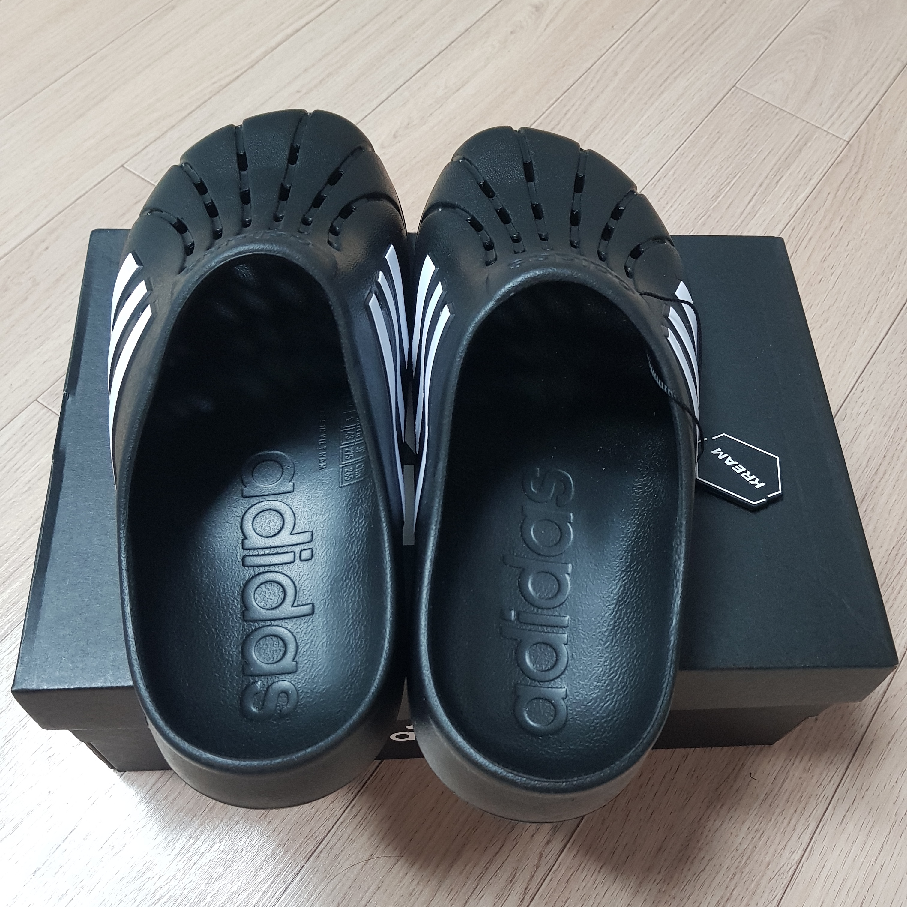 Adidas Adilette Clog Black White 착용 스타일 - 1