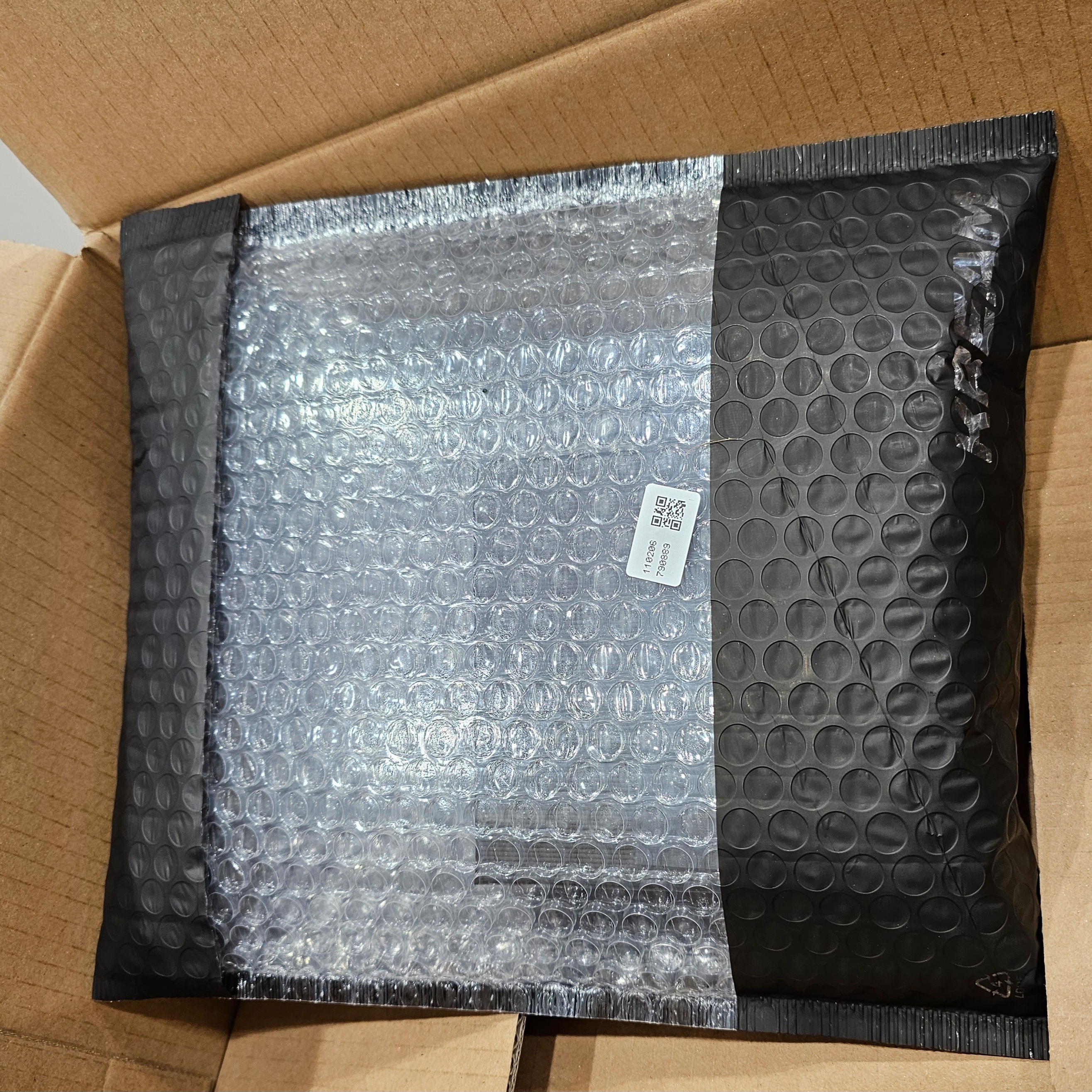Gucci Micro GG Ssima Bi-Fold Wallet Black 착용 스타일 - 1