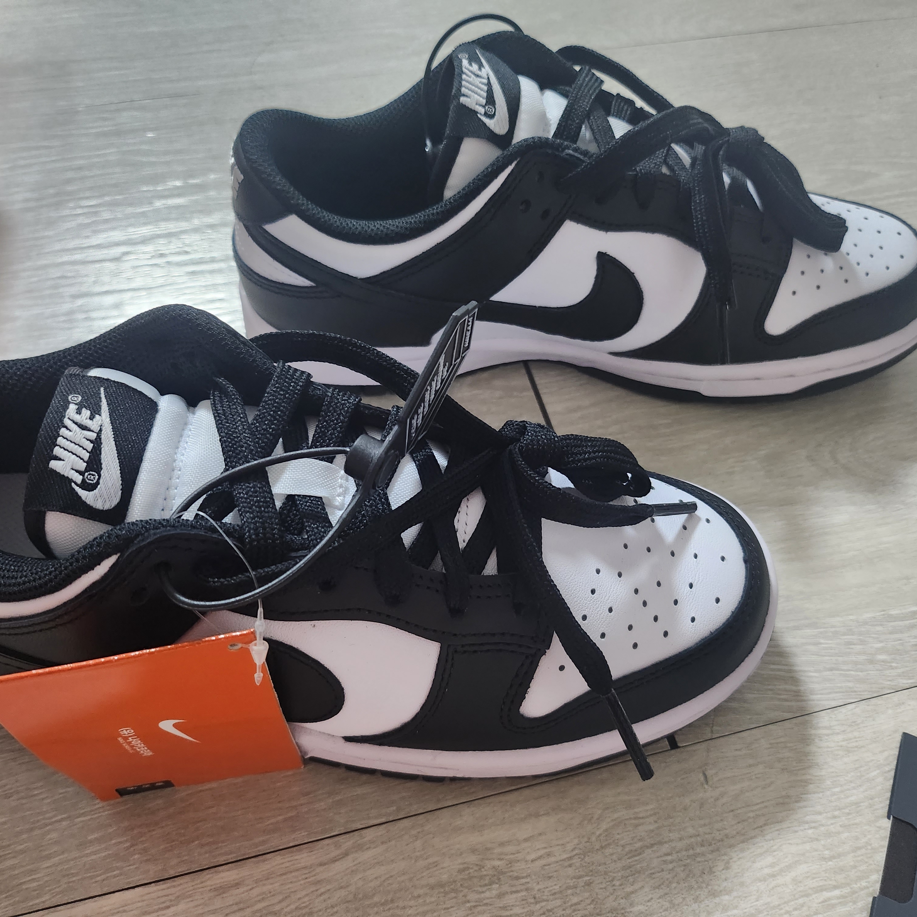 (W) Nike Dunk Low Black 착용 스타일 - 2