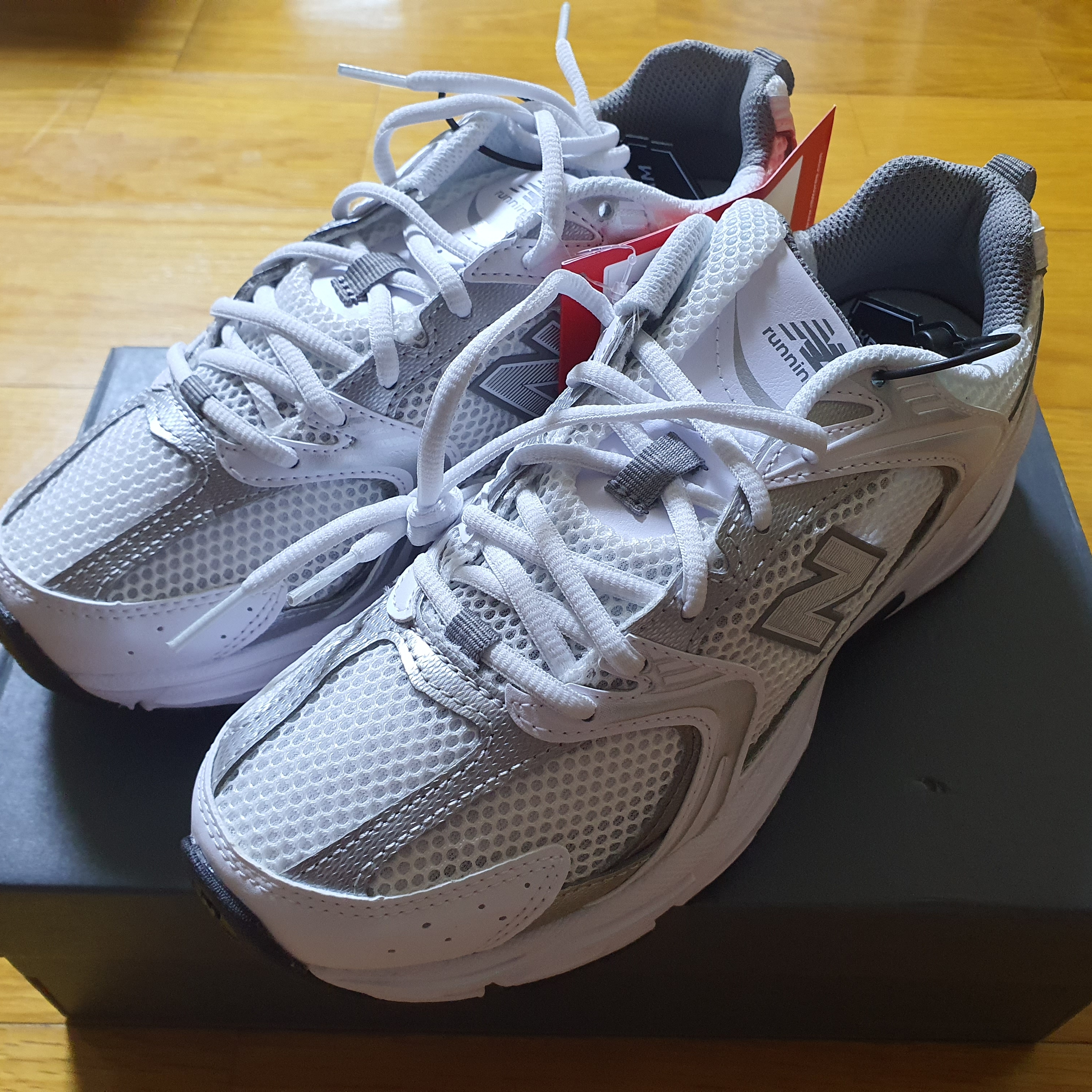 New Balance 530 White Silver 착용 스타일