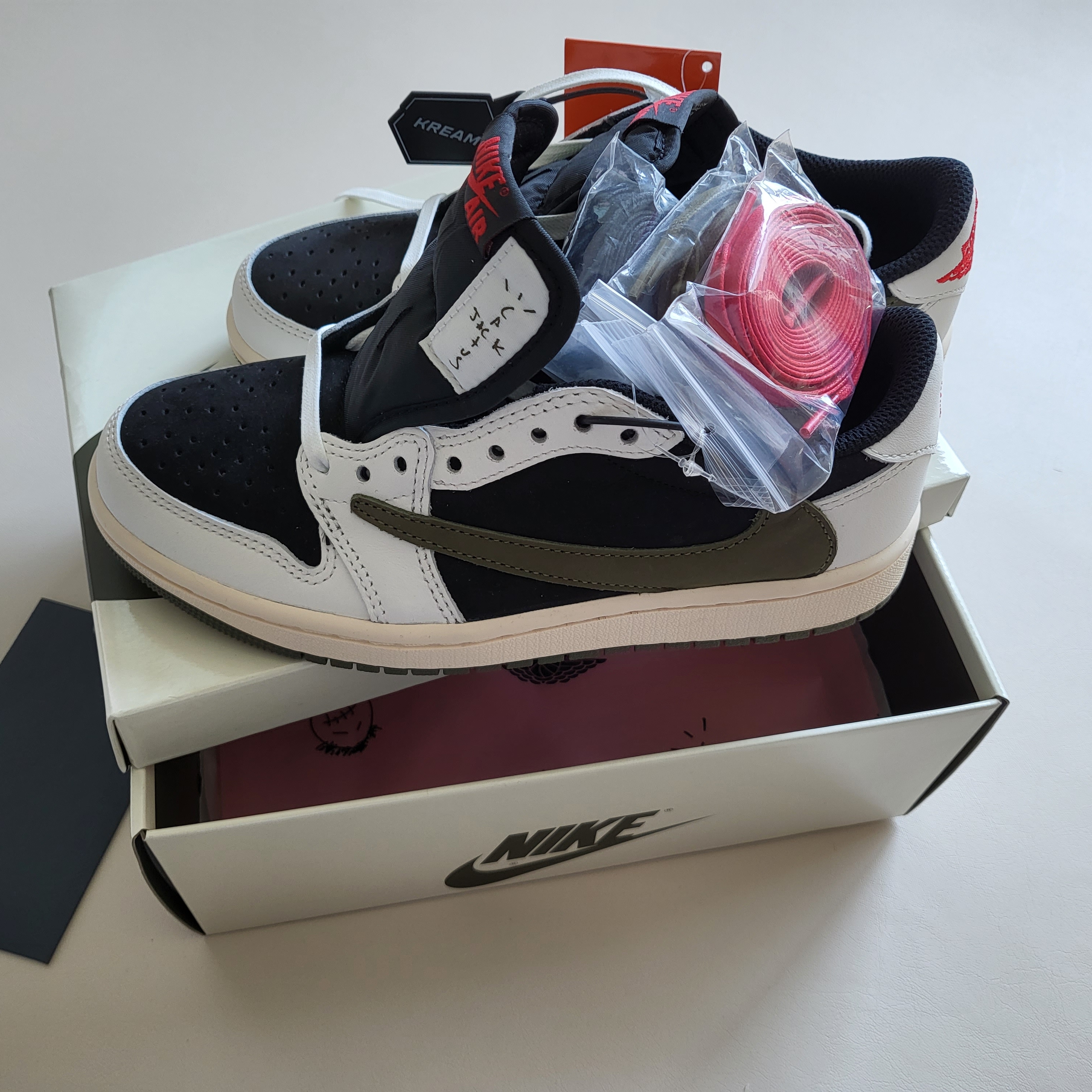 (W) Jordan 1 x Travis Scott Retro Low OG SP Medium Olive 착용 스타일 - 2