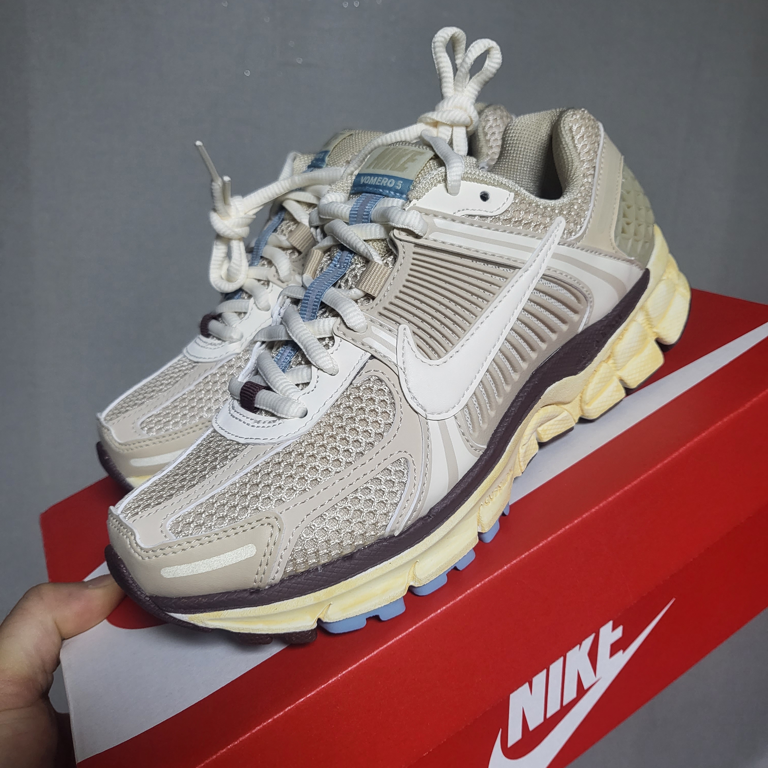 (W) Nike Zoom Vomero 5 Oatmeal 착용 스타일