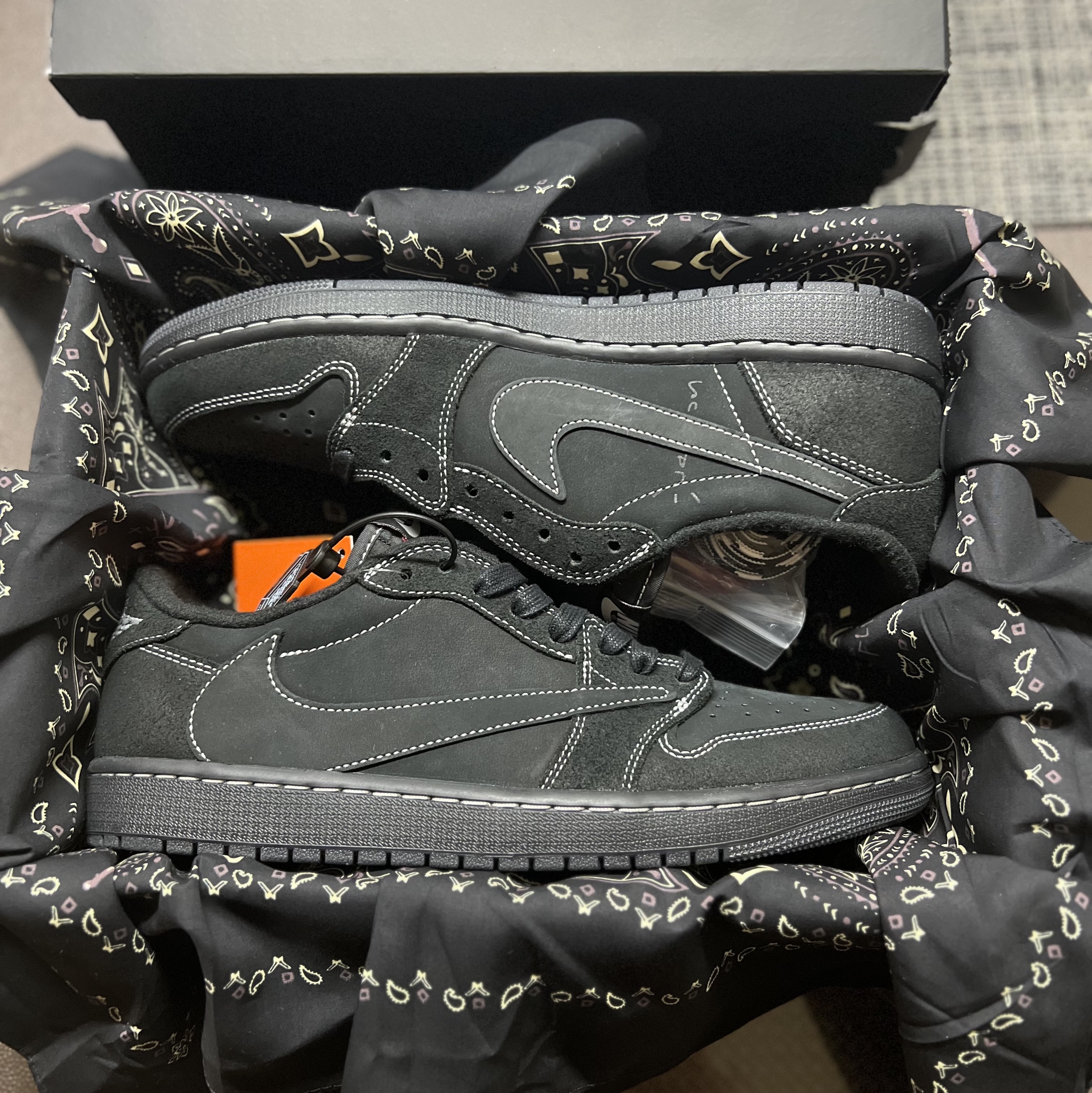 Jordan 1 x Travis Scott Retro Low OG SP Black Phantom 착용 스타일