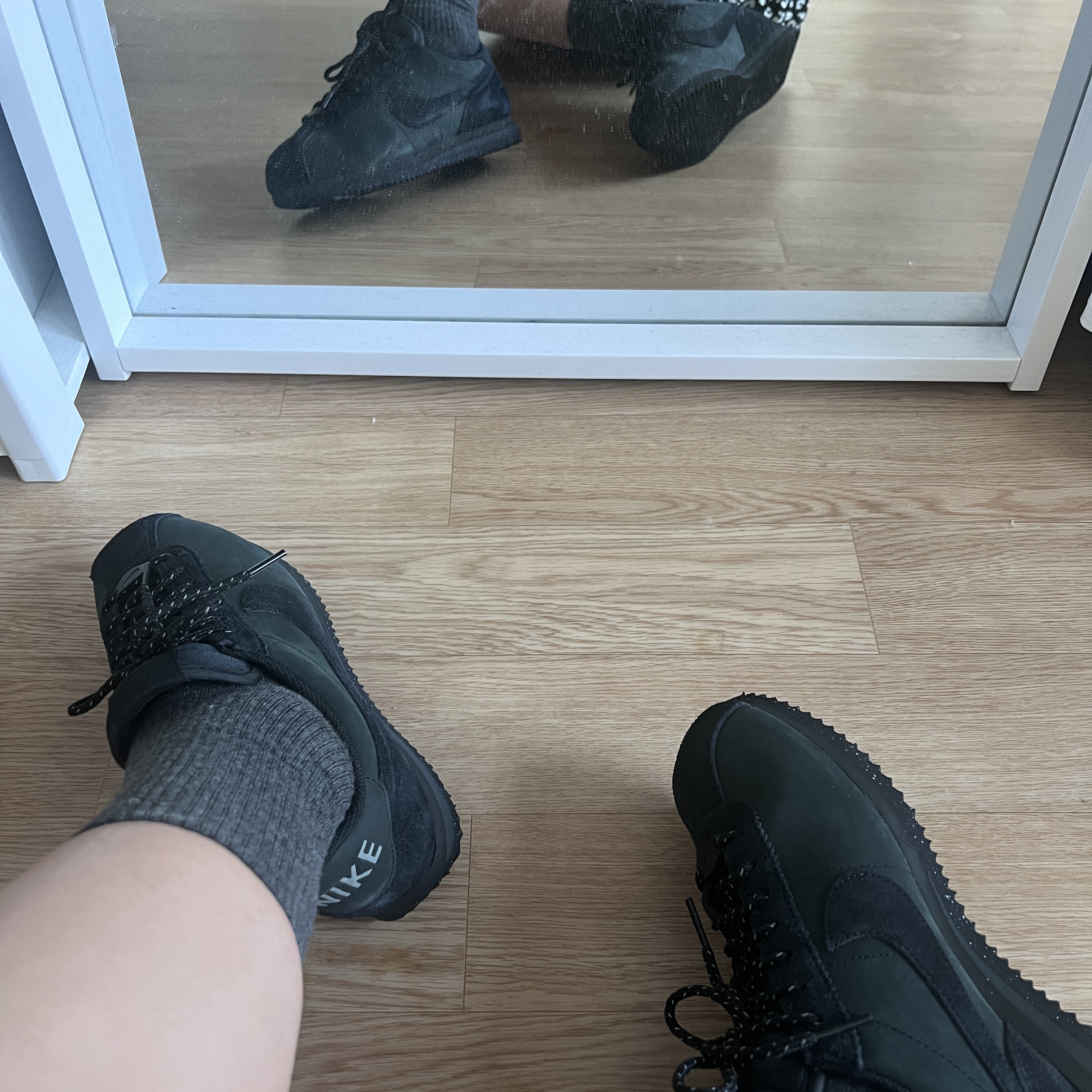 (W) Nike Cortez PRM Black 착용 스타일 - 2
