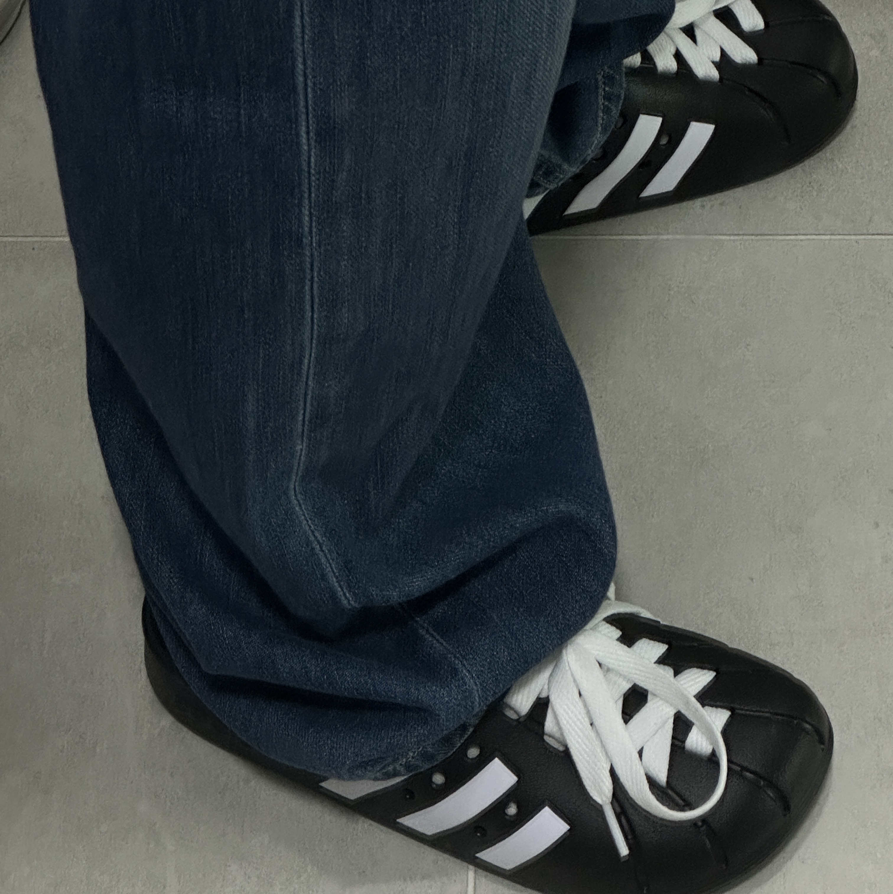 Adidas Adilette Clog Black White 착용 스타일 - 2