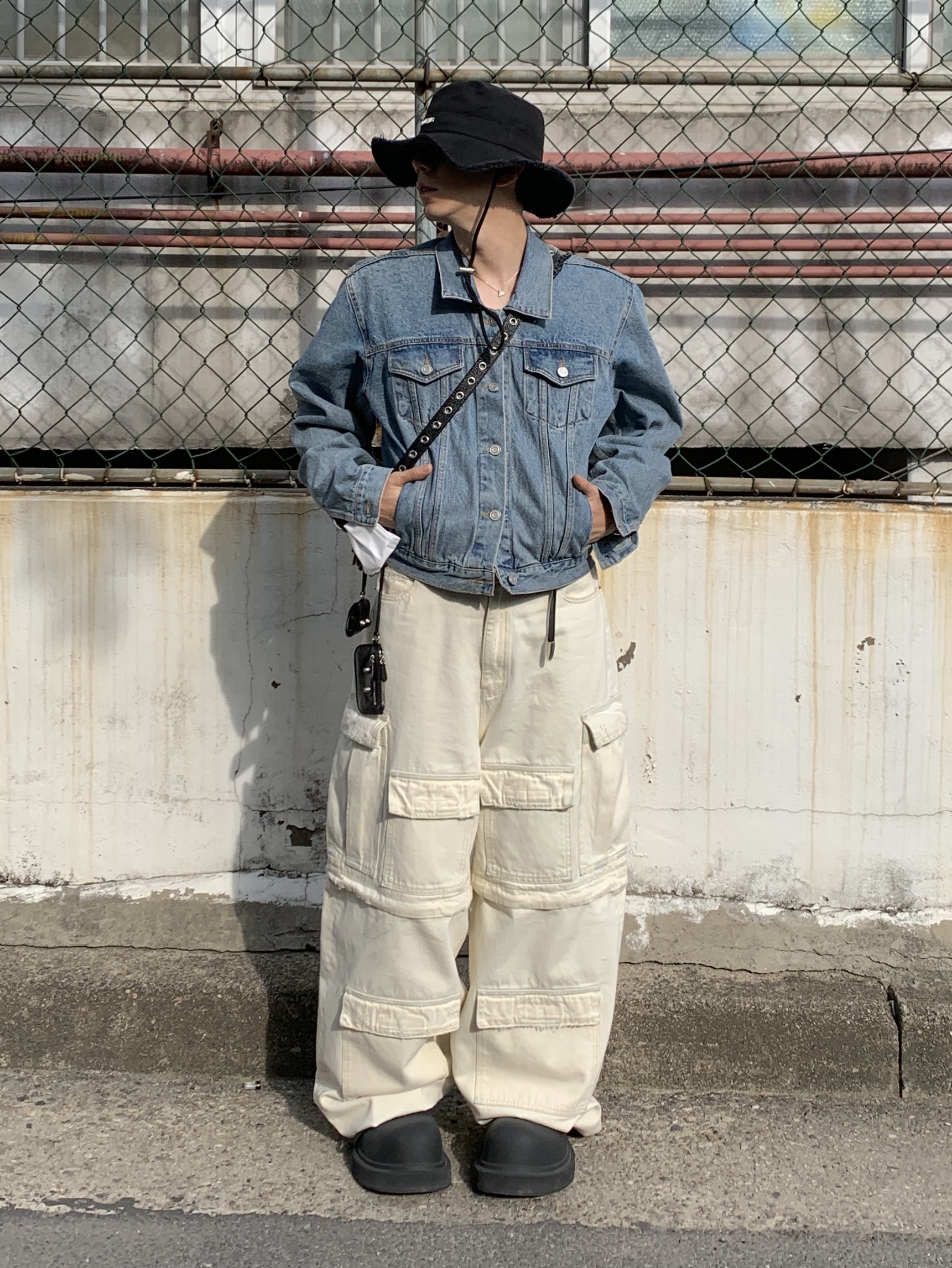 Jacquemus Le Bob Artichaut Bucket Hat Black, Balenciaga Arena Lambskin Aged Silver Hardware Le Cagole XS Flap Bag Black 착용 스타일 - 2