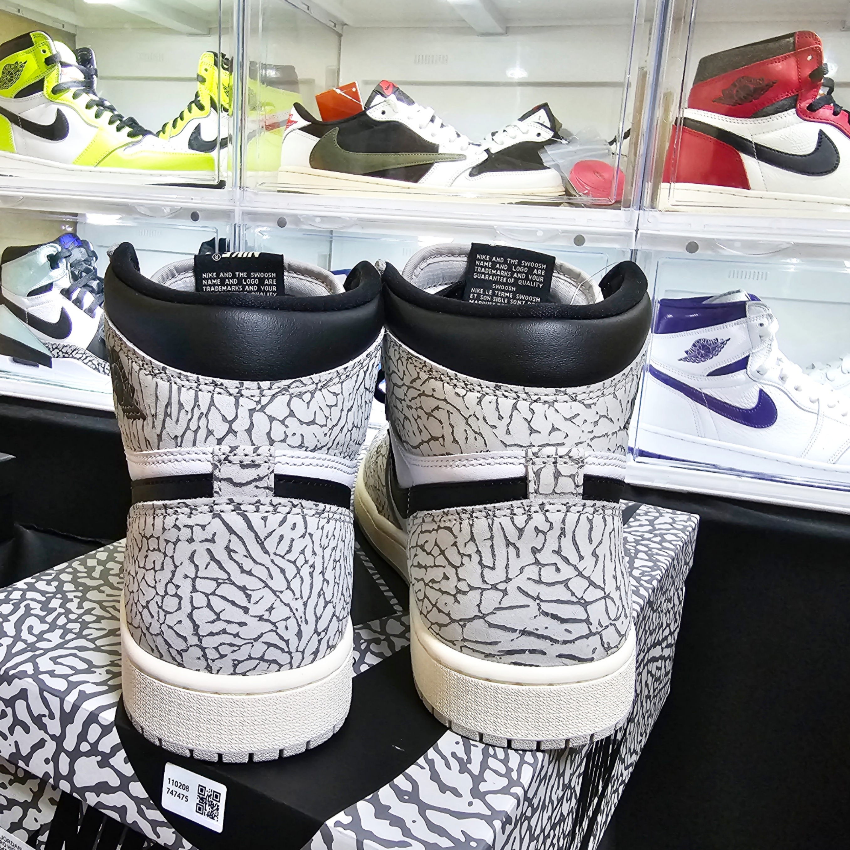 Jordan 1 Retro High OG White Cement, (W) Jordan 1 x Travis Scott Retro Low OG SP Medium Olive 착용 스타일 - 3