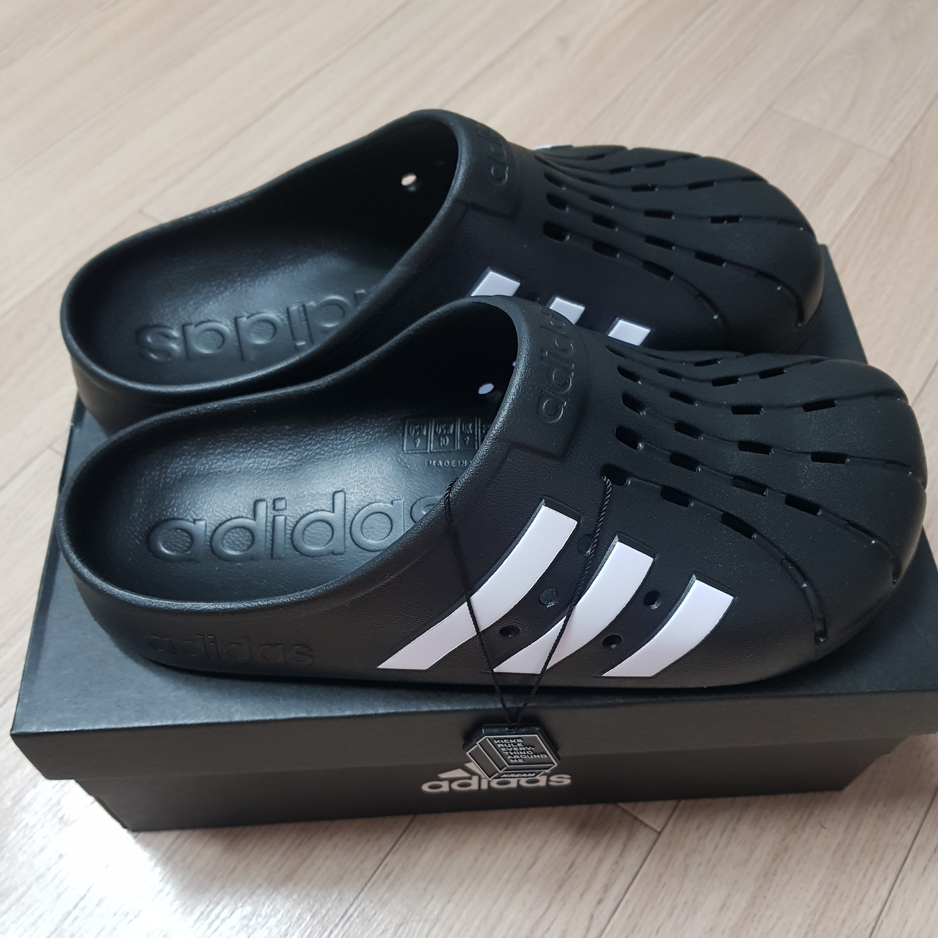 Adidas Adilette Clog Black White 착용 스타일 - 2