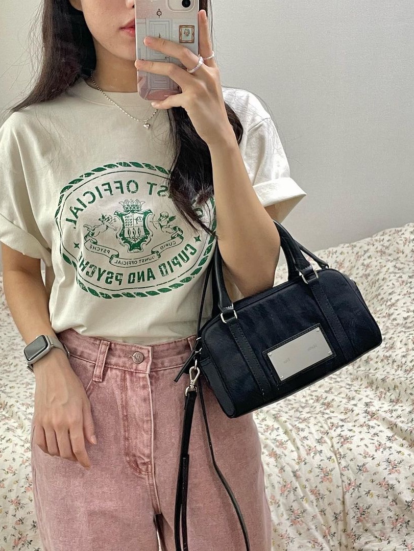 Matin Kim Baby Sporty Tote Bag Black, Matin Kim Baby Sporty Tote Bag Ivory 착용 스타일