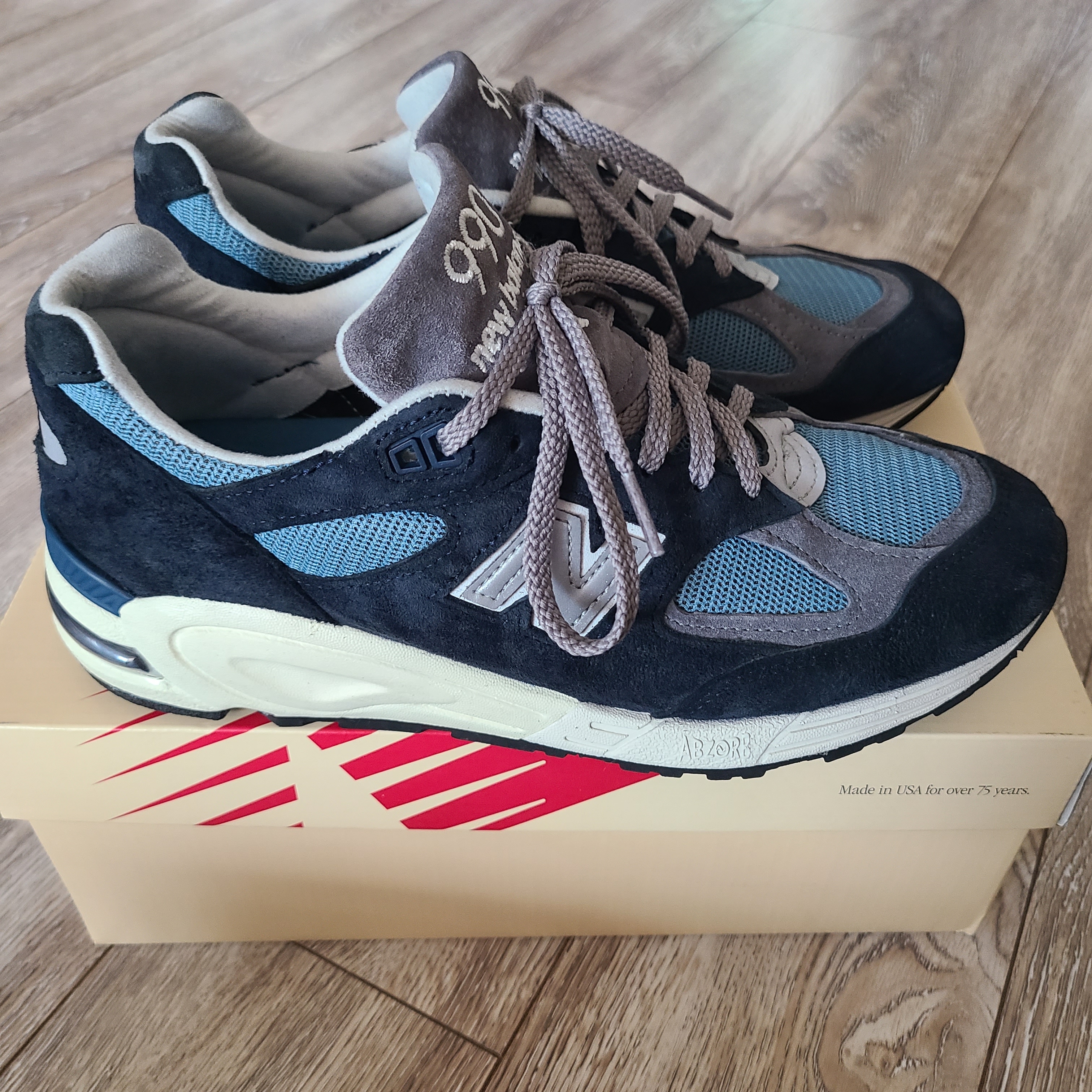 New Balance 990v2 Made in USA Navy Castlerock 착용 스타일 - 1