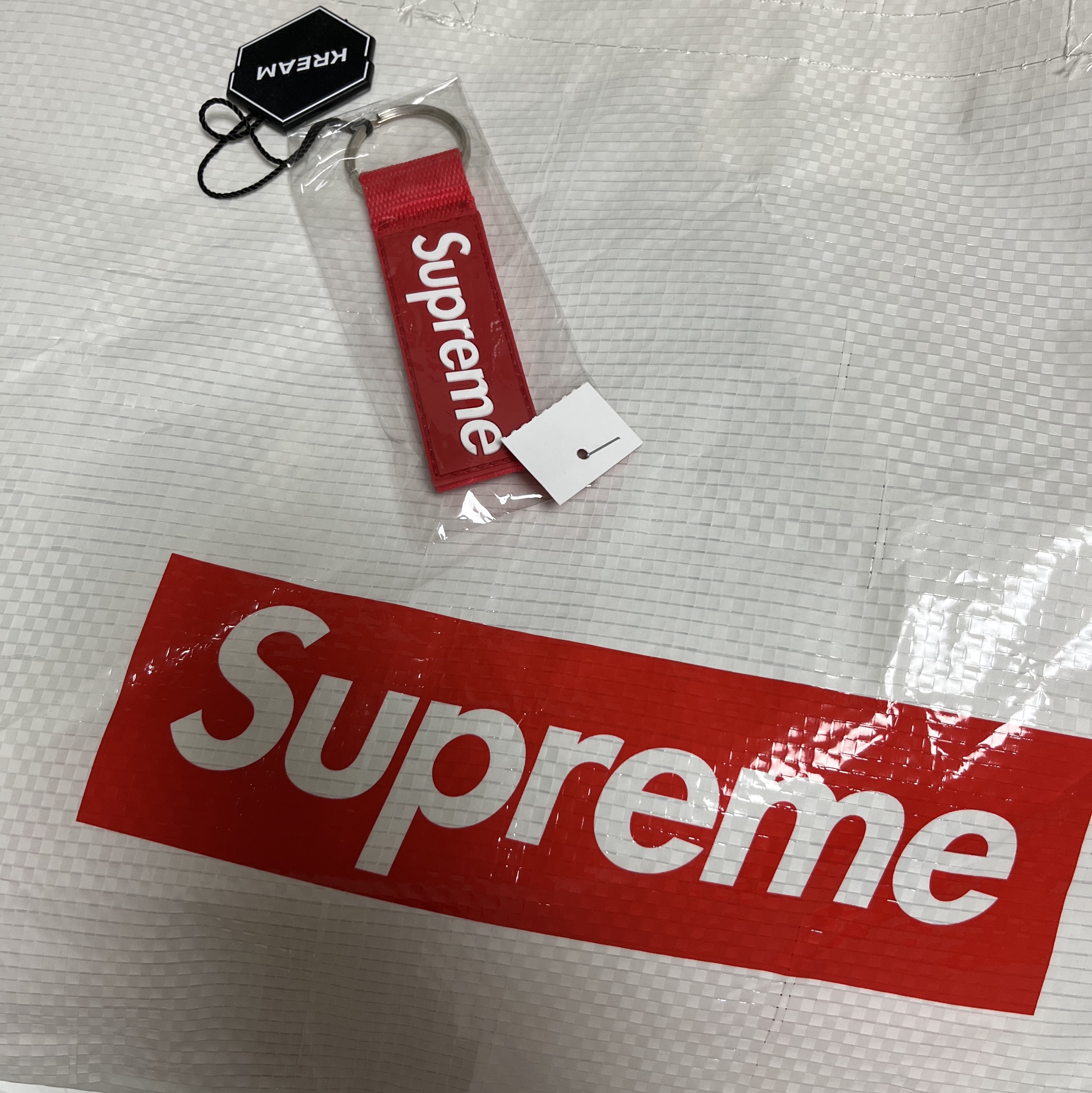 Supreme Webbing Keychain Red - 23SS 착용 스타일