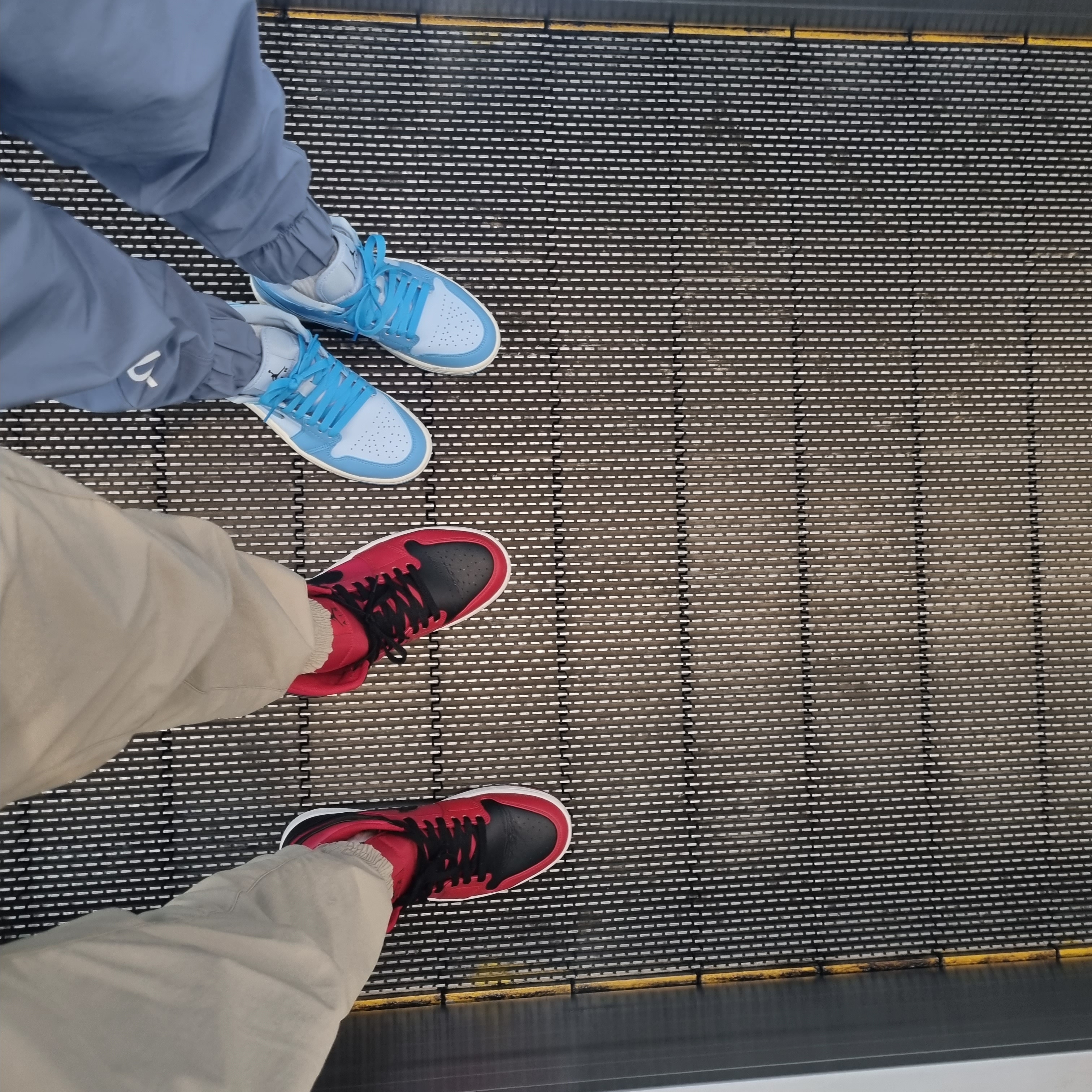 (W) Jordan 1 Mid SE Ice Blue Black, Jordan 1 Mid Bred Banned 2020 착용 스타일