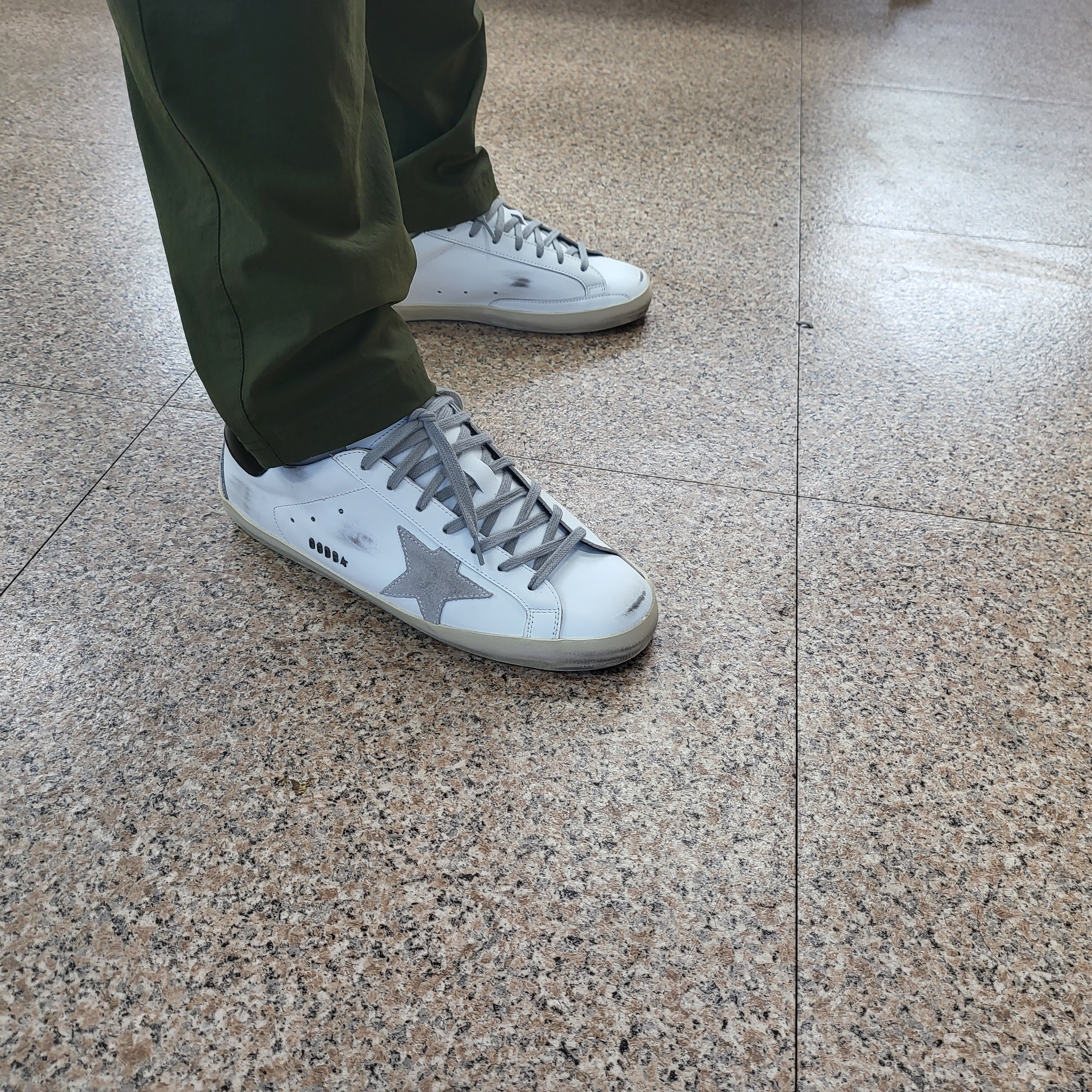 Golden Goose Superstar White Black Heel Tab Sneakers 착용 스타일 - 1