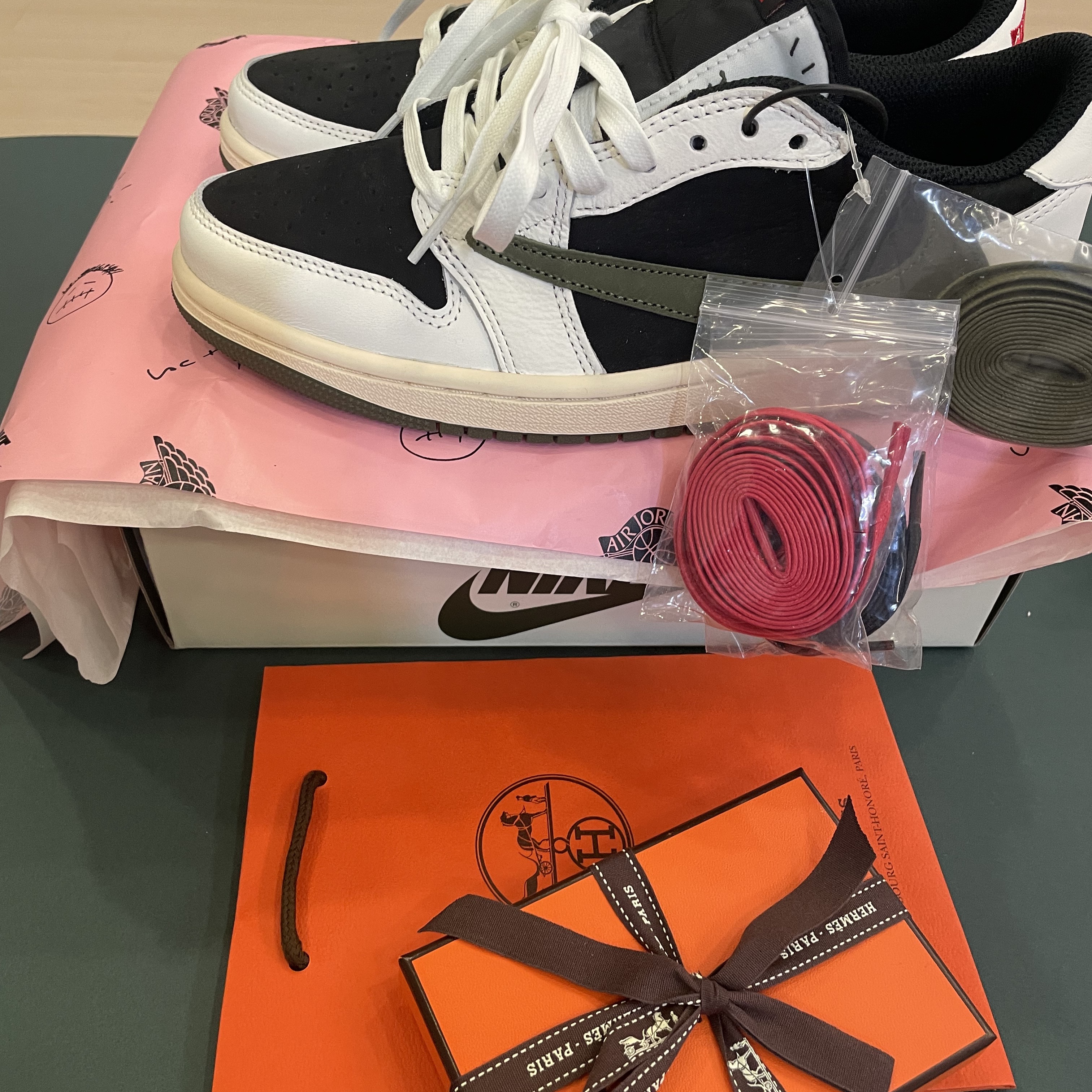 (W) Jordan 1 x Travis Scott Retro Low OG SP Medium Olive, Hermes Calvi Card Holder Epsom & Palladium Etoupe 착용 스타일