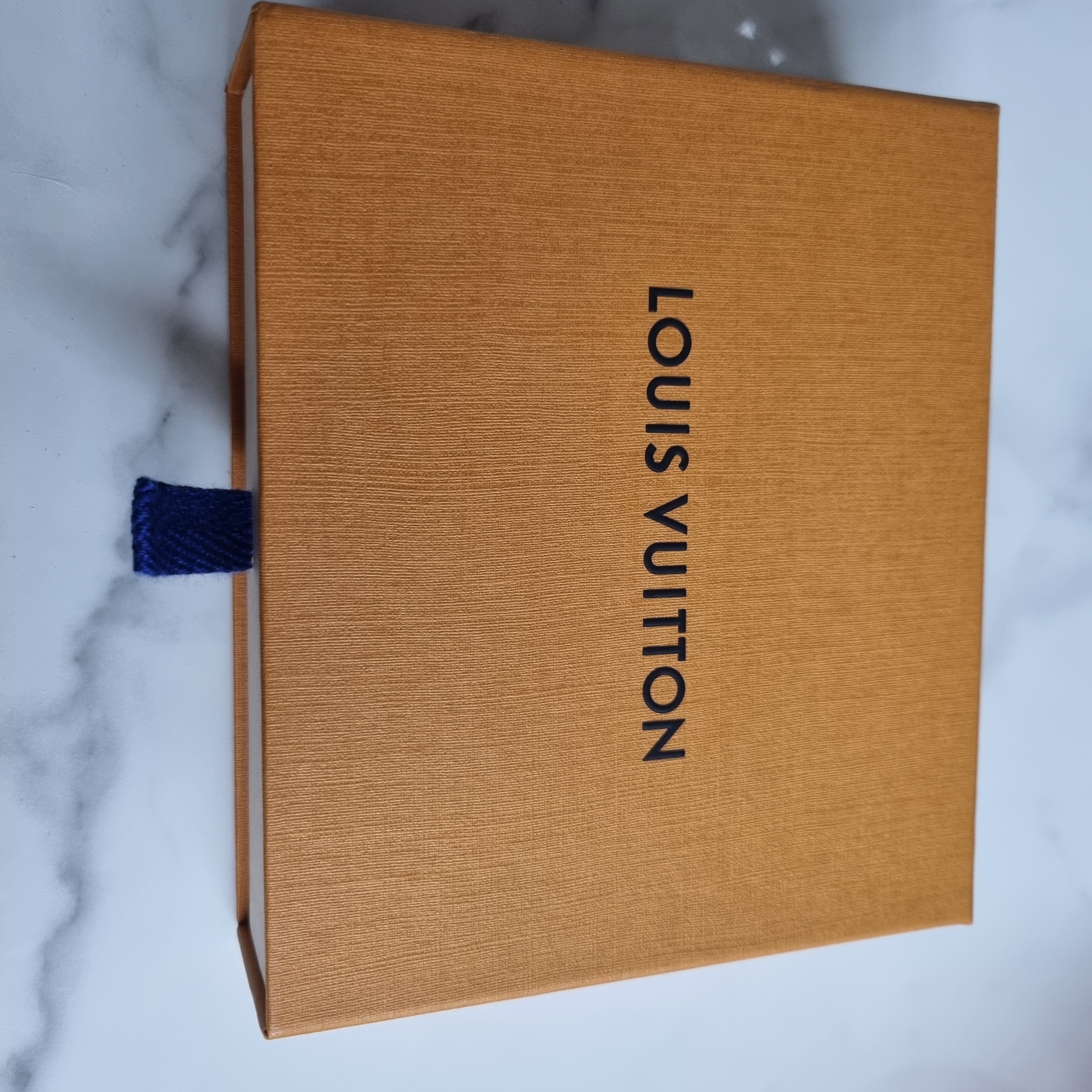 (W) Louis Vuitton Monogram Confidential Bandeau Black 착용 스타일