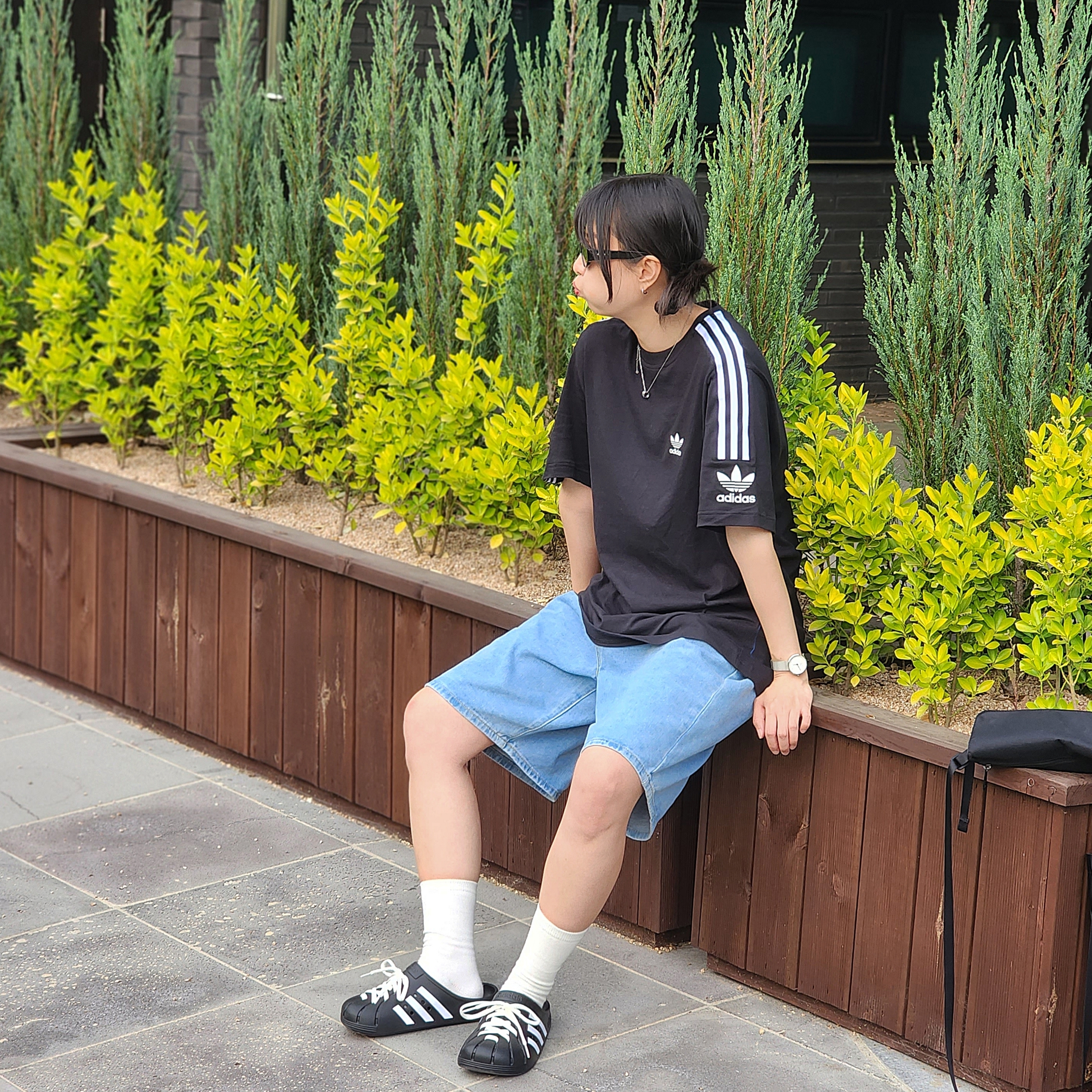 Adidas Adilette Clog Black White 착용 스타일 - 2