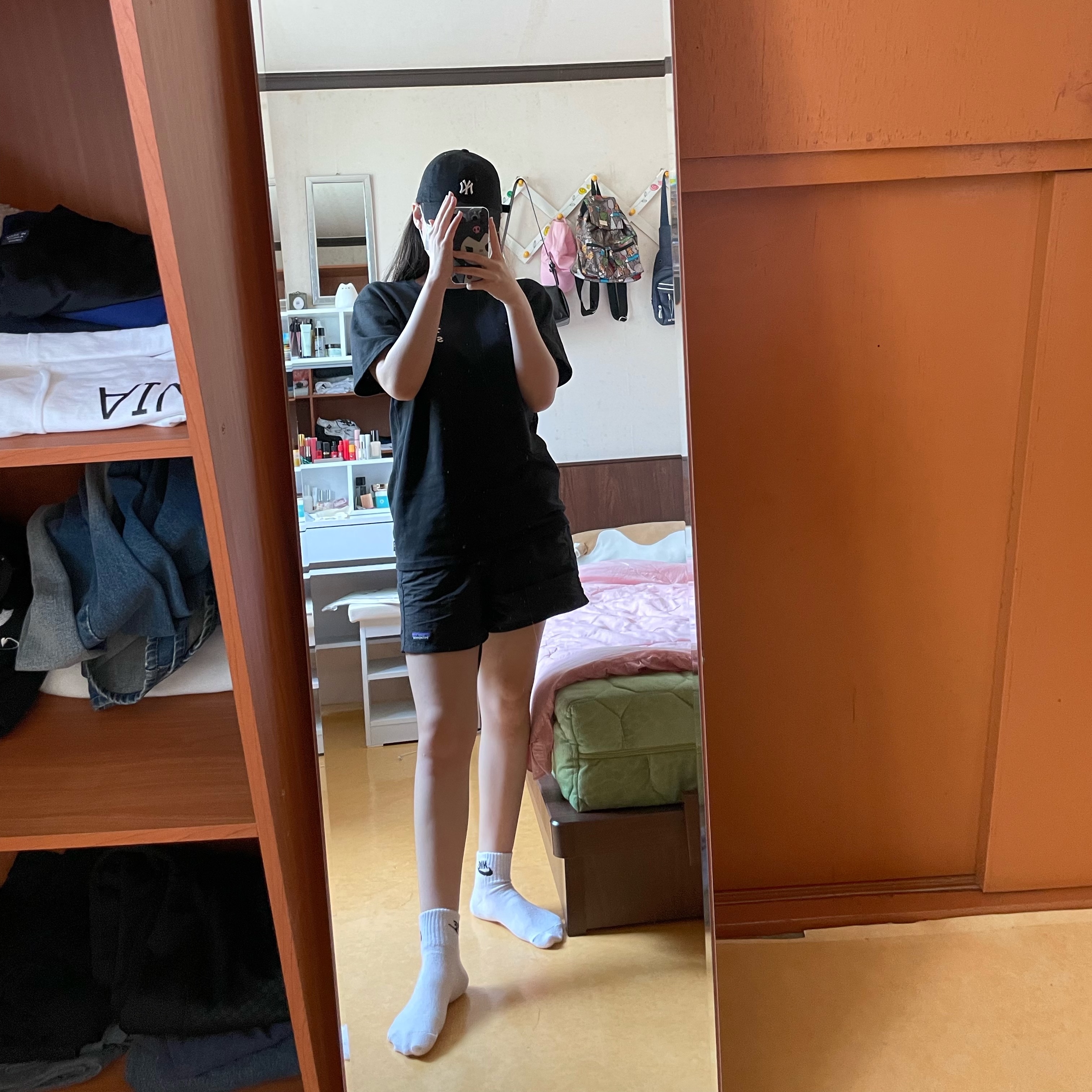 IAB Studio Black Glow T-Shirt, Patagonia Baggies Shorts 5 Inch Black 착용 스타일