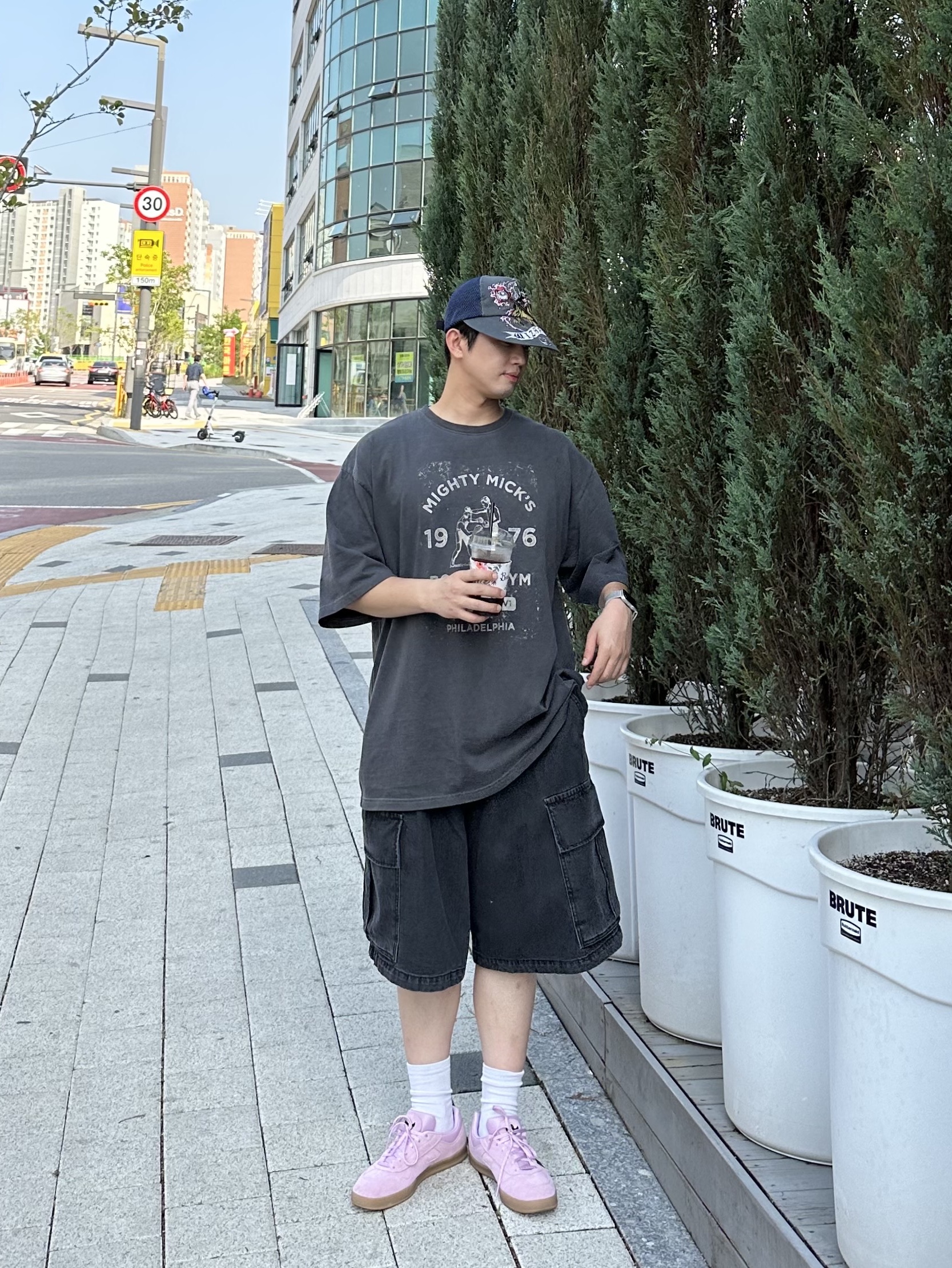아디다스 x 마크 곤잘레스 알로하 슈퍼 라이트 오키드 코어 블랙 착용 스타일 - 1