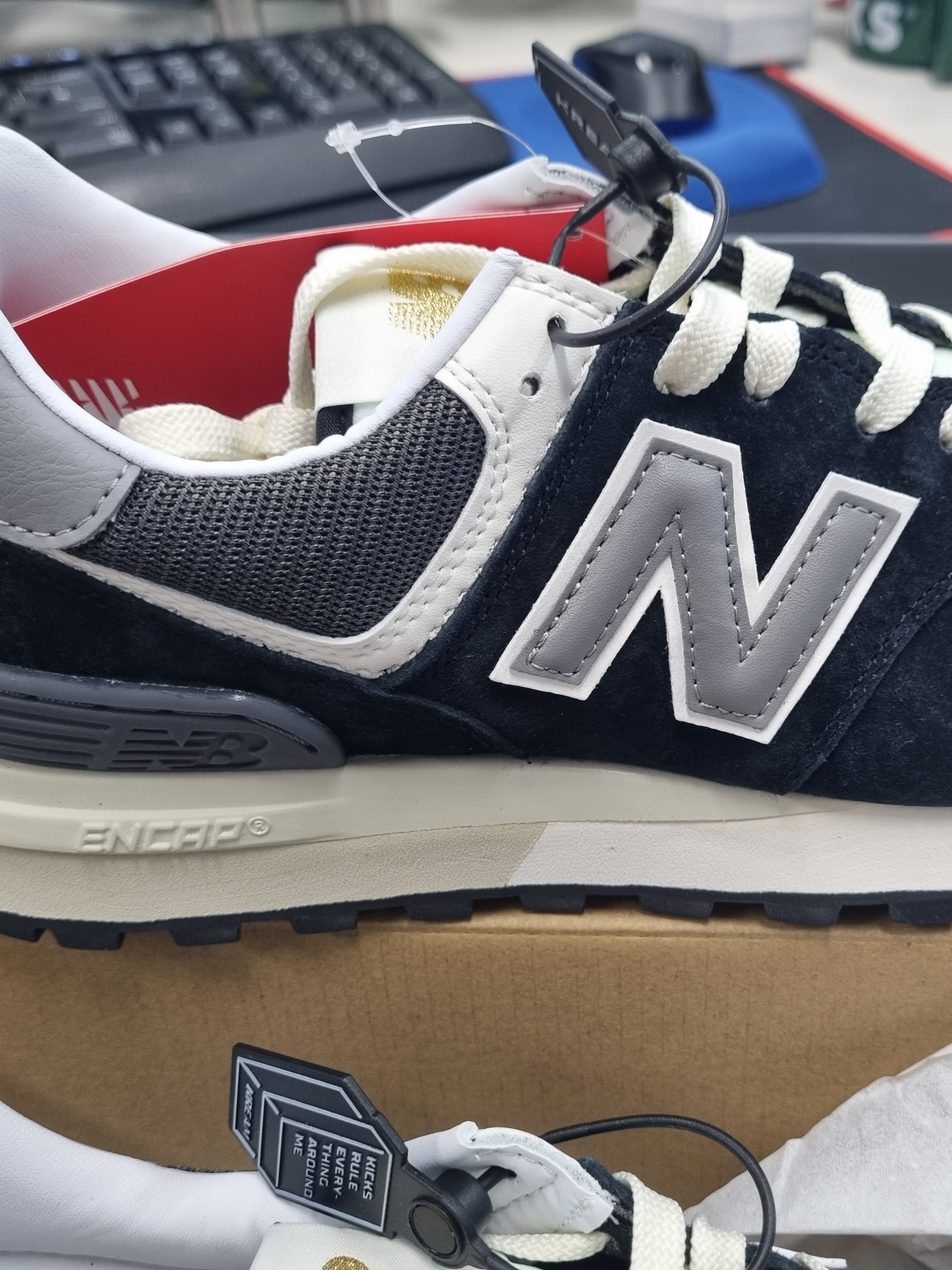 New Balance 574 Legacy Black 착용 스타일 - 2