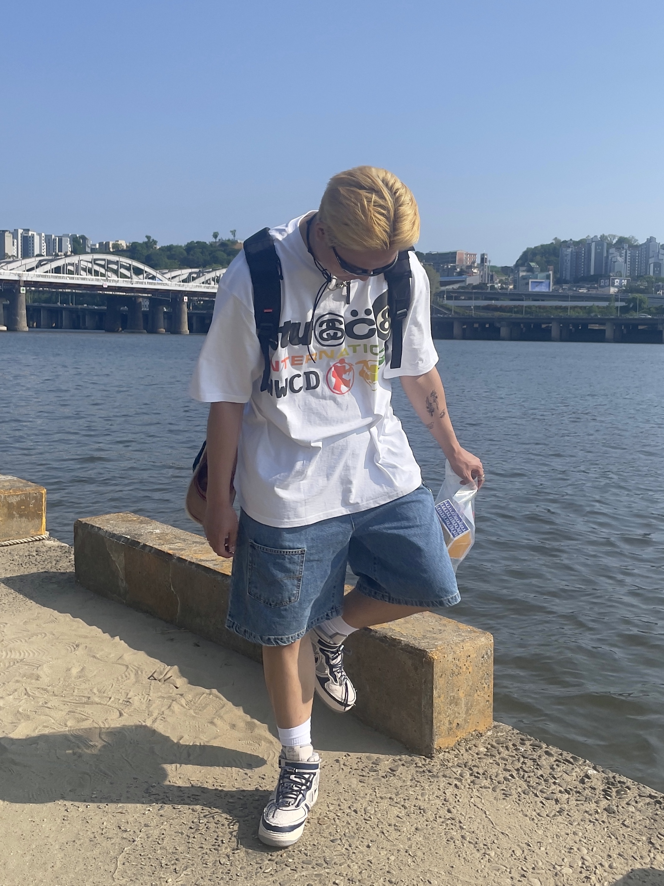 스투시 x CPFM 인터네셔널 티셔츠 화이트, 오클리 아이 자켓 리덕스 매트 블랙 프레임 프리즘 그레이 렌즈 하이 브릿지 핏 착용 스타일 - 2