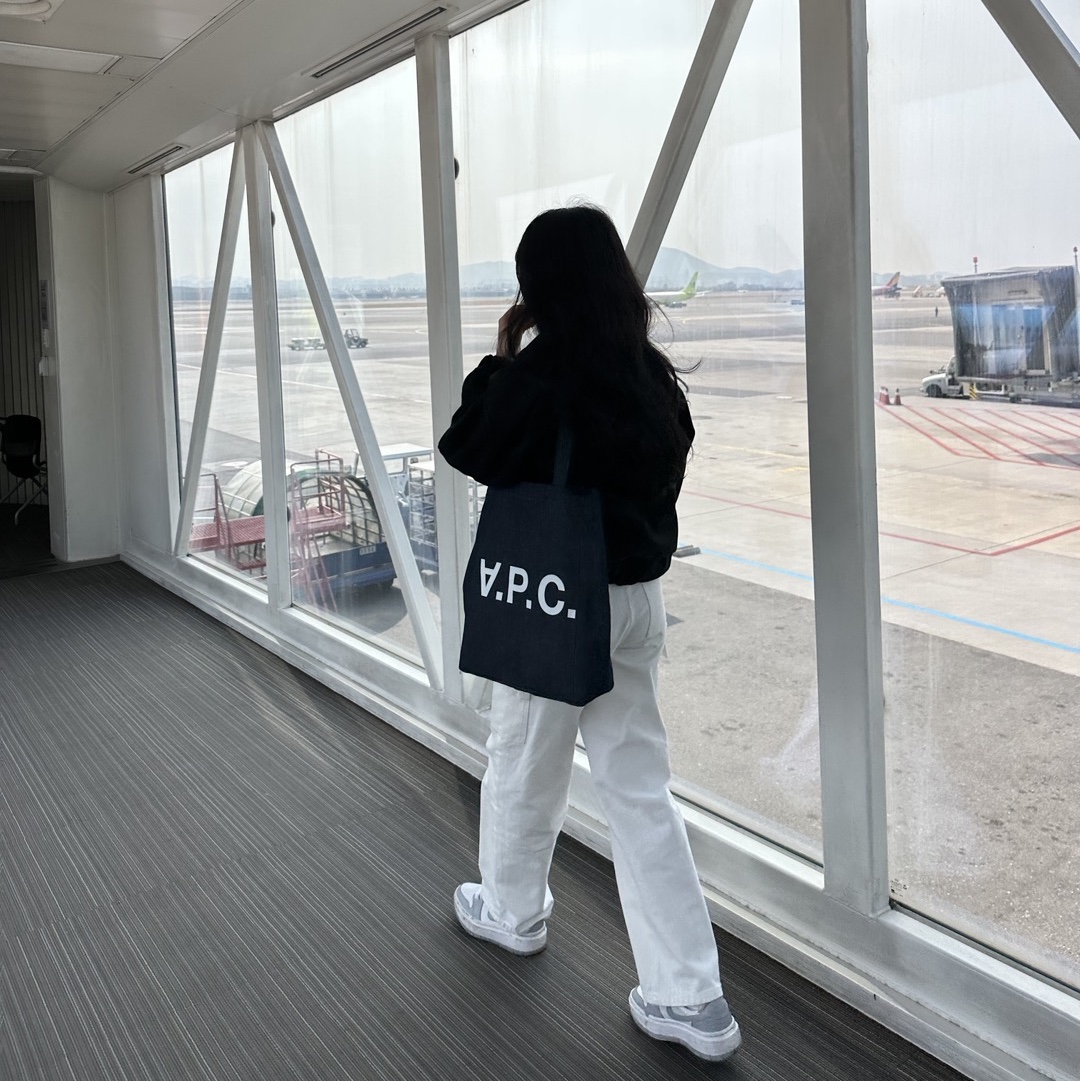 A.P.C. Laure Tote Bag Blue, (W) Jordan 1 Elevate Low White and Wolf Grey 착용 스타일