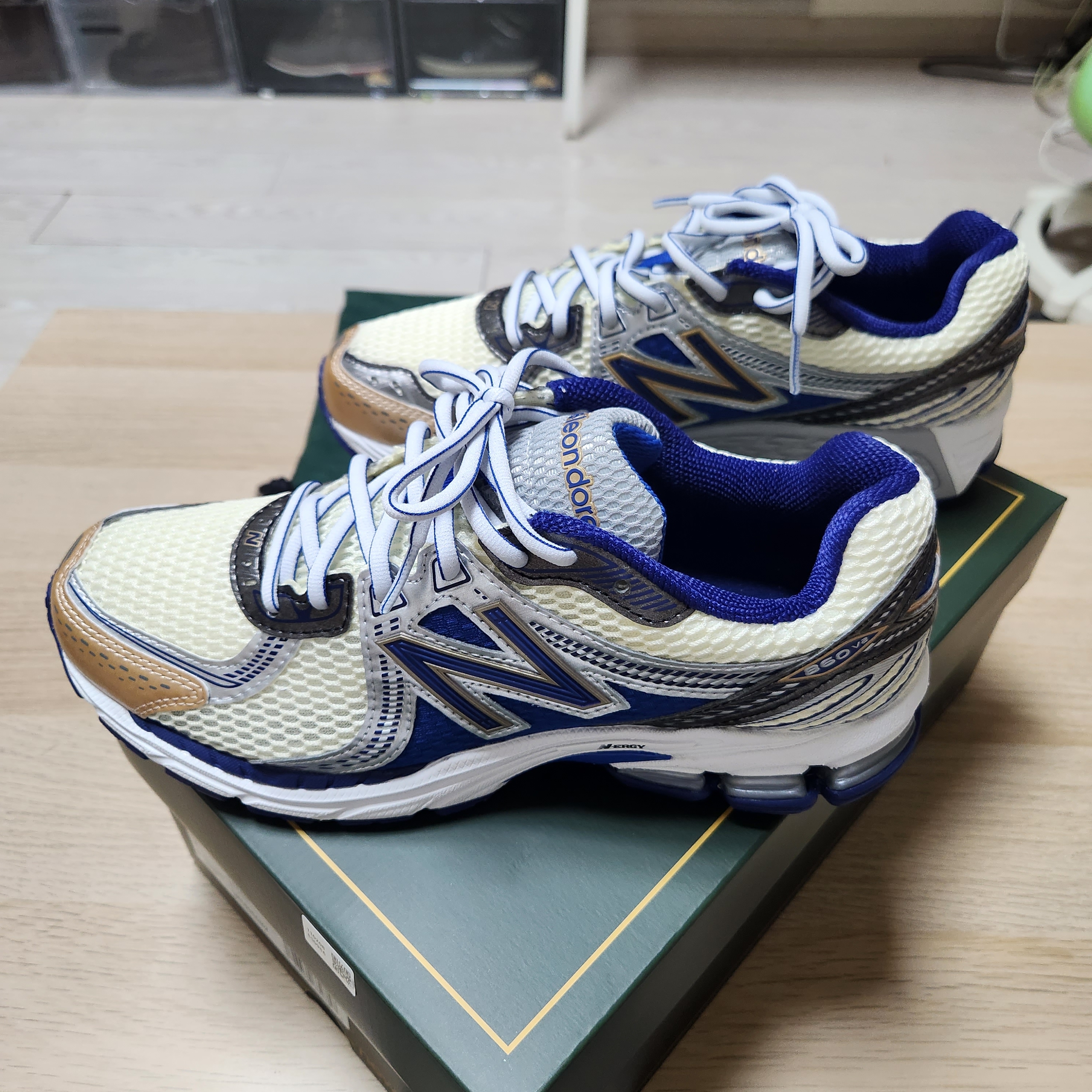 New Balance x Aime Leon Dore 860v2 Blue 착용 스타일 - 3