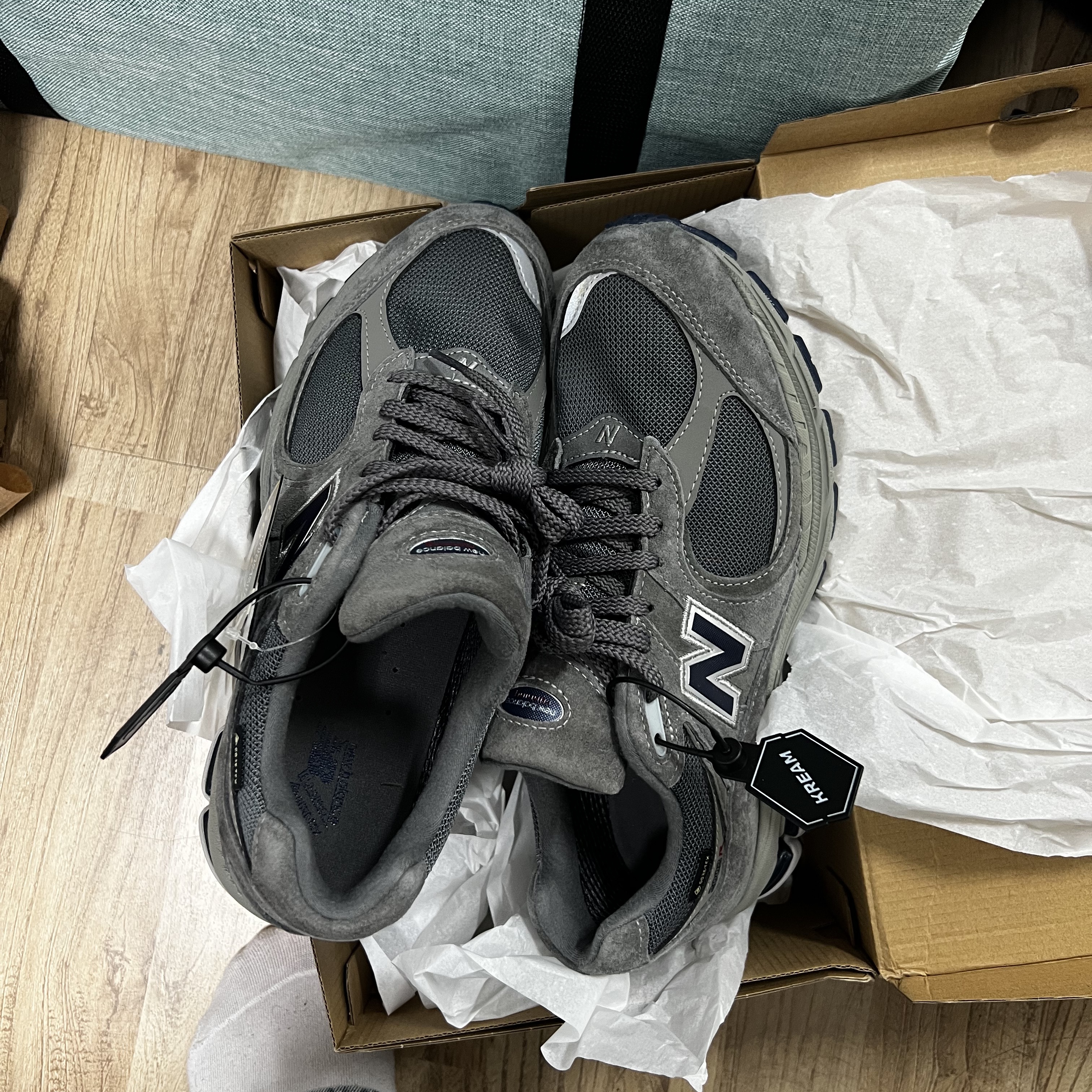 New Balance 2002R Gore-Tex Castlerock Natural Indigo 착용 스타일 - 3
