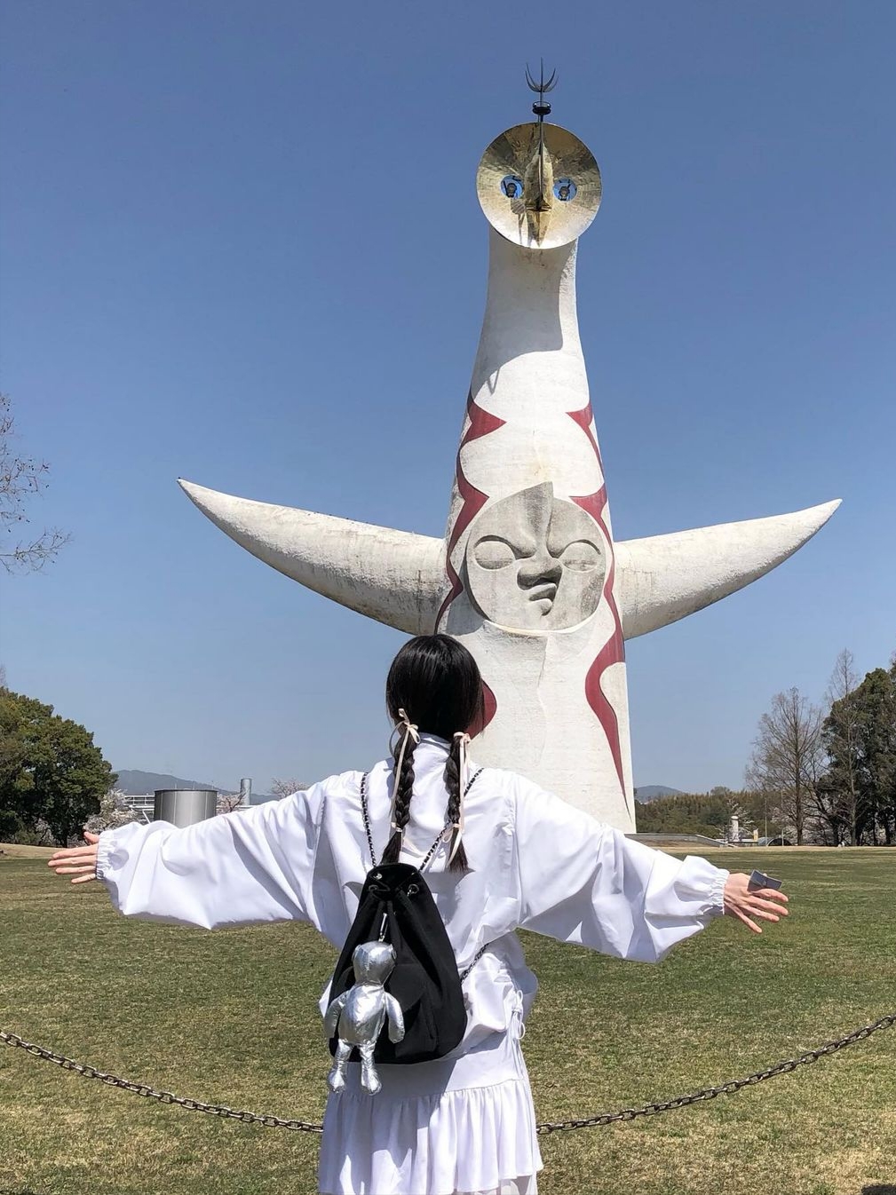 생긴스튜디오 우먼 셔링 리벳 윈드브레이커 블루 착용 스타일 - 1