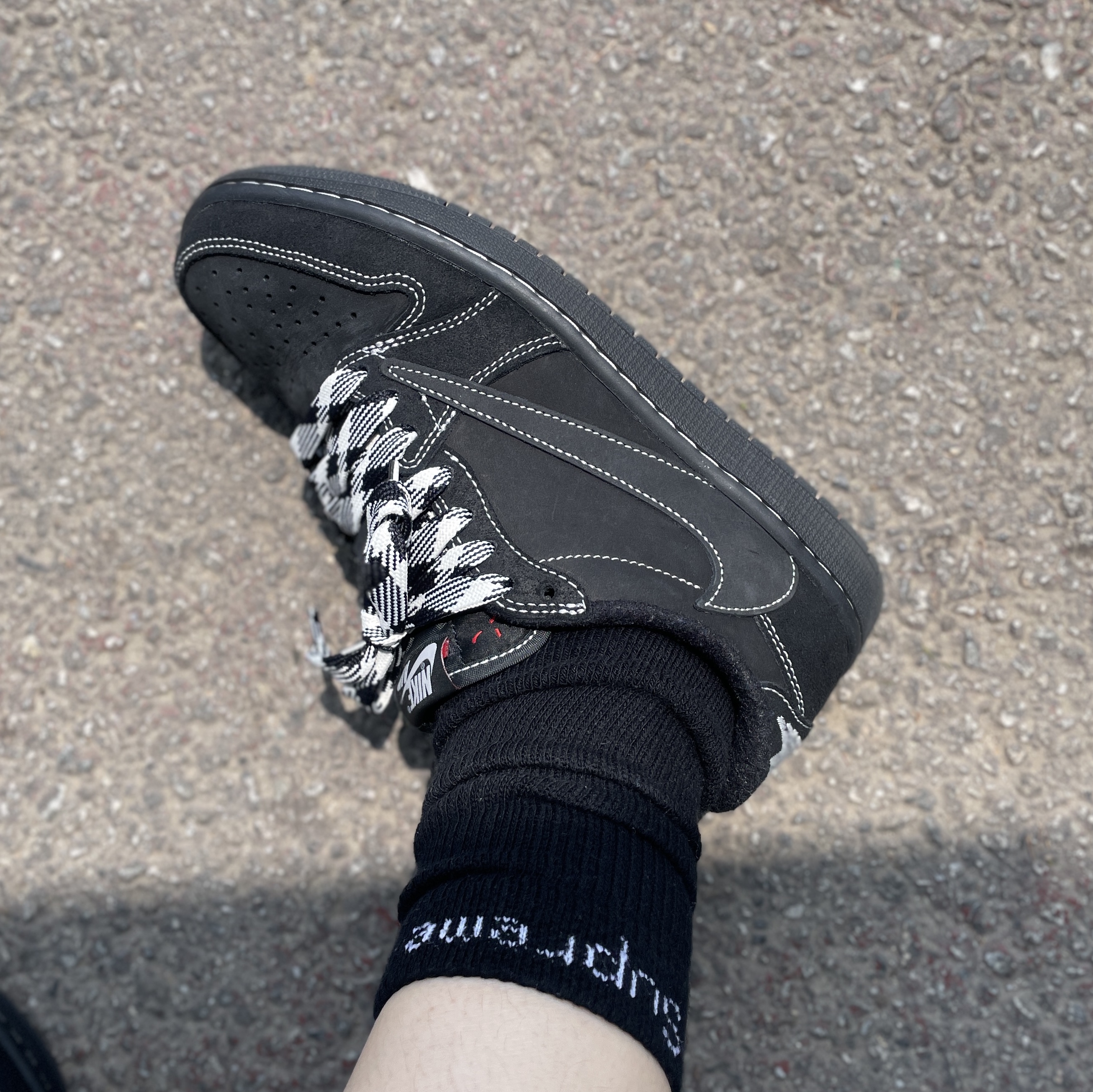 Jordan 1 x Travis Scott Retro Low OG SP Black Phantom 착용 스타일