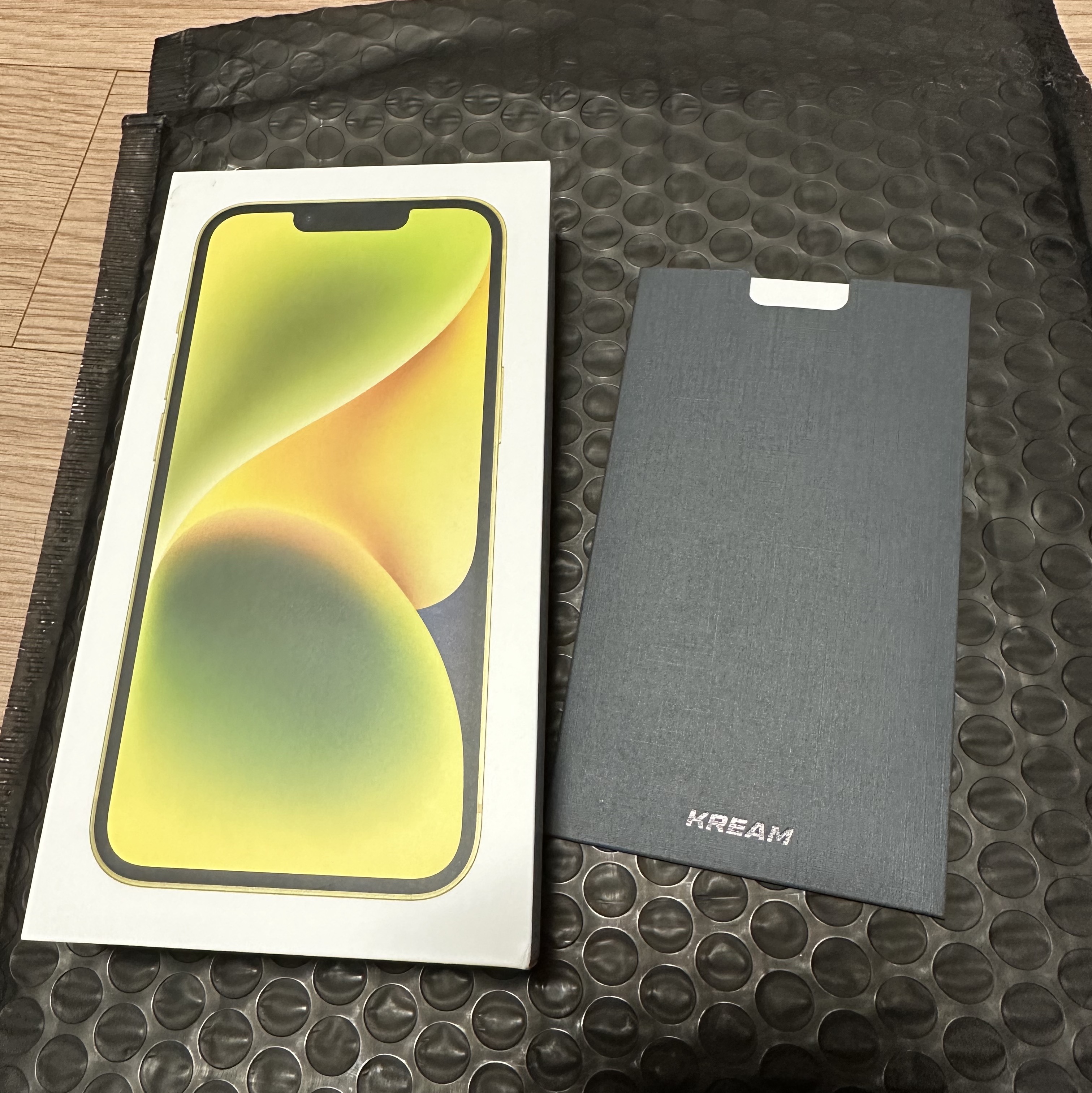 Apple iPhone 14 128GB Yellow (Korean Ver.) 착용 스타일 - 2