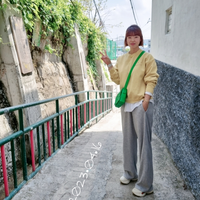 IAB Studio Pigment Sweatshirt Mustard 착용 스타일
