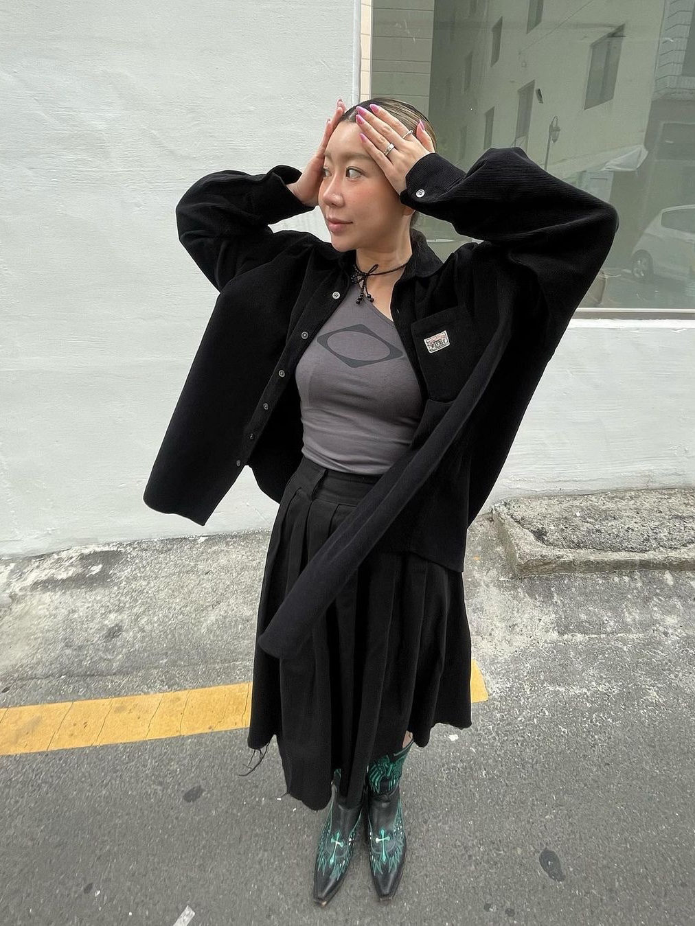 (W) Mischief Rhombus One Shoulder Top Charcoal, (W) Mischief Rhombus One Shoulder Top Black 착용 스타일