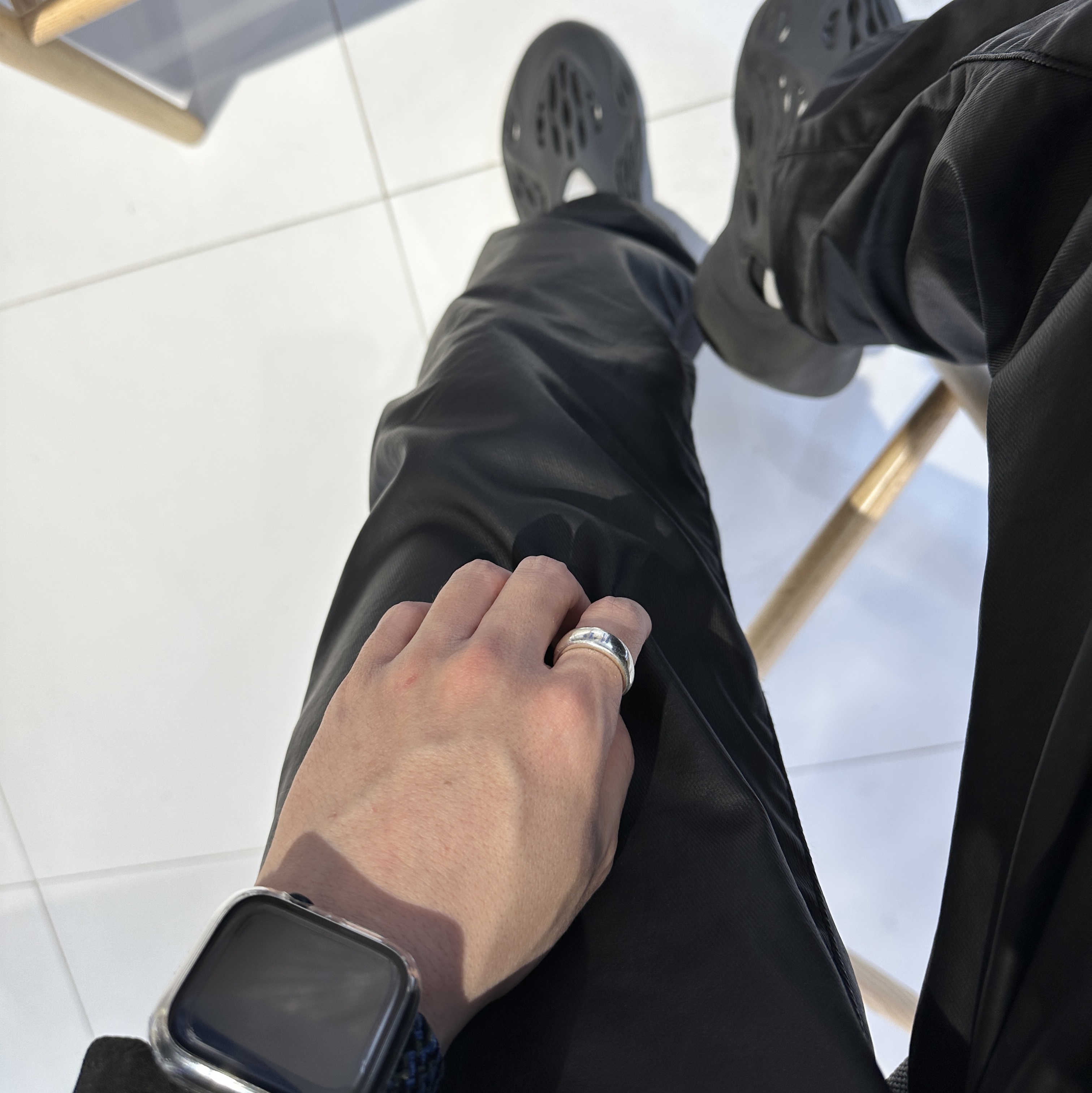 Adidas Yeezy Foam RNNR Onyx, Apple Watch Series 8 45mm GPS Midnight Aluminium Case with Sport Band Midnight (Korean Ver.) 착용 스타일