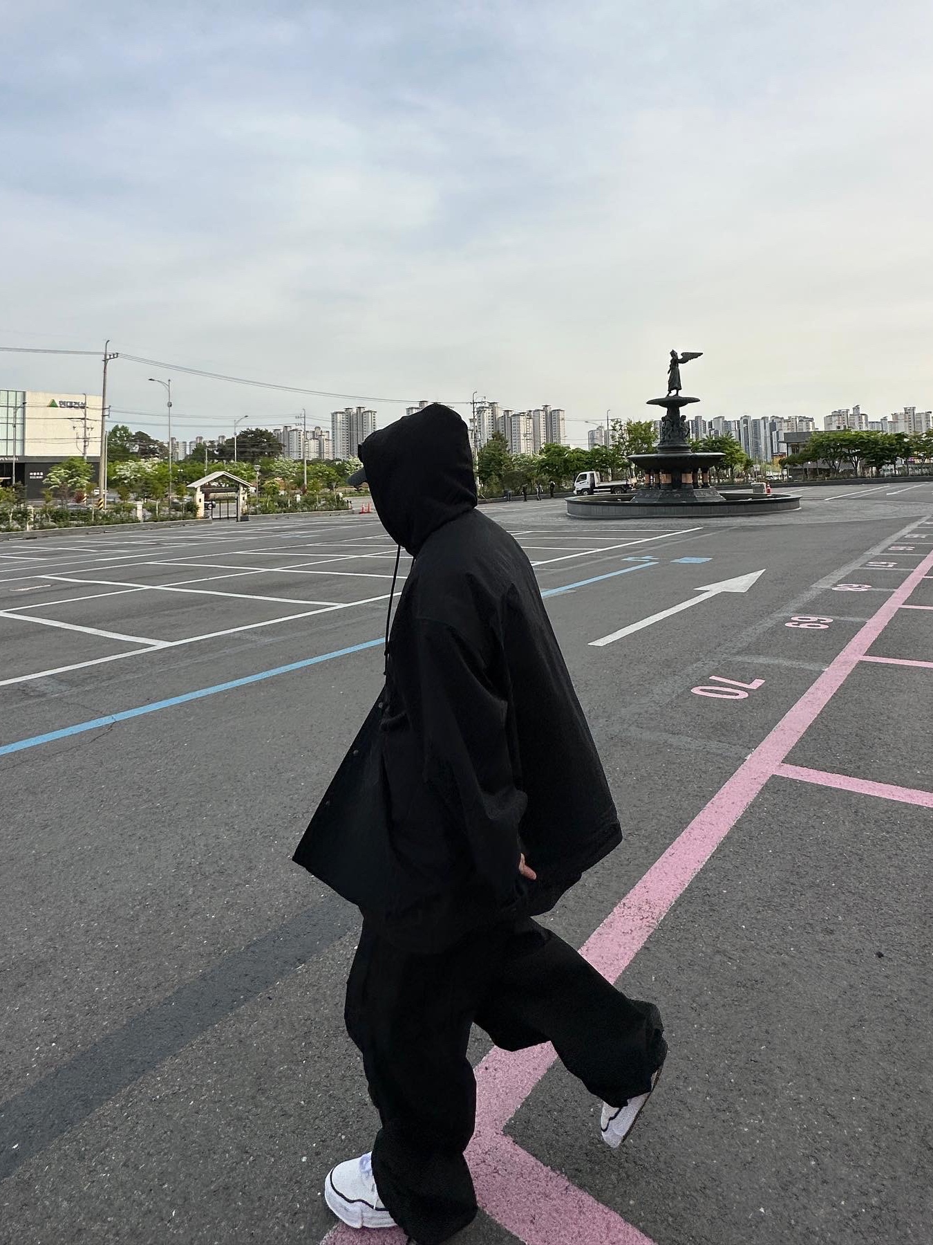 메종 미하라 야스히로 베이커 OG 솔 캔버스 로우 컷 스니커즈 화이트 착용 스타일 - 1