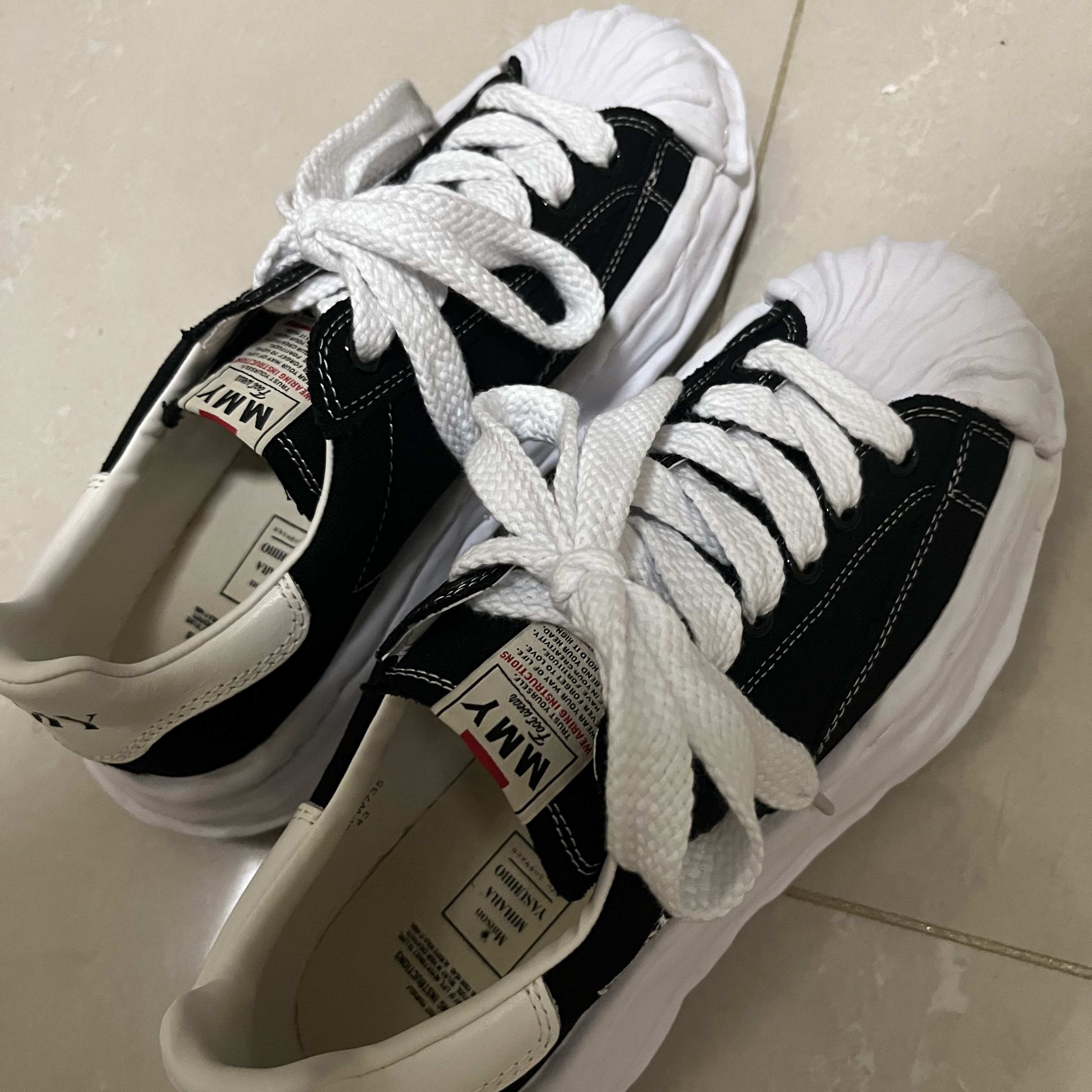 Maison Mihara Yasuhiro Blakey OG Sole Canvas Low-top Sneakers Black White 착용 스타일